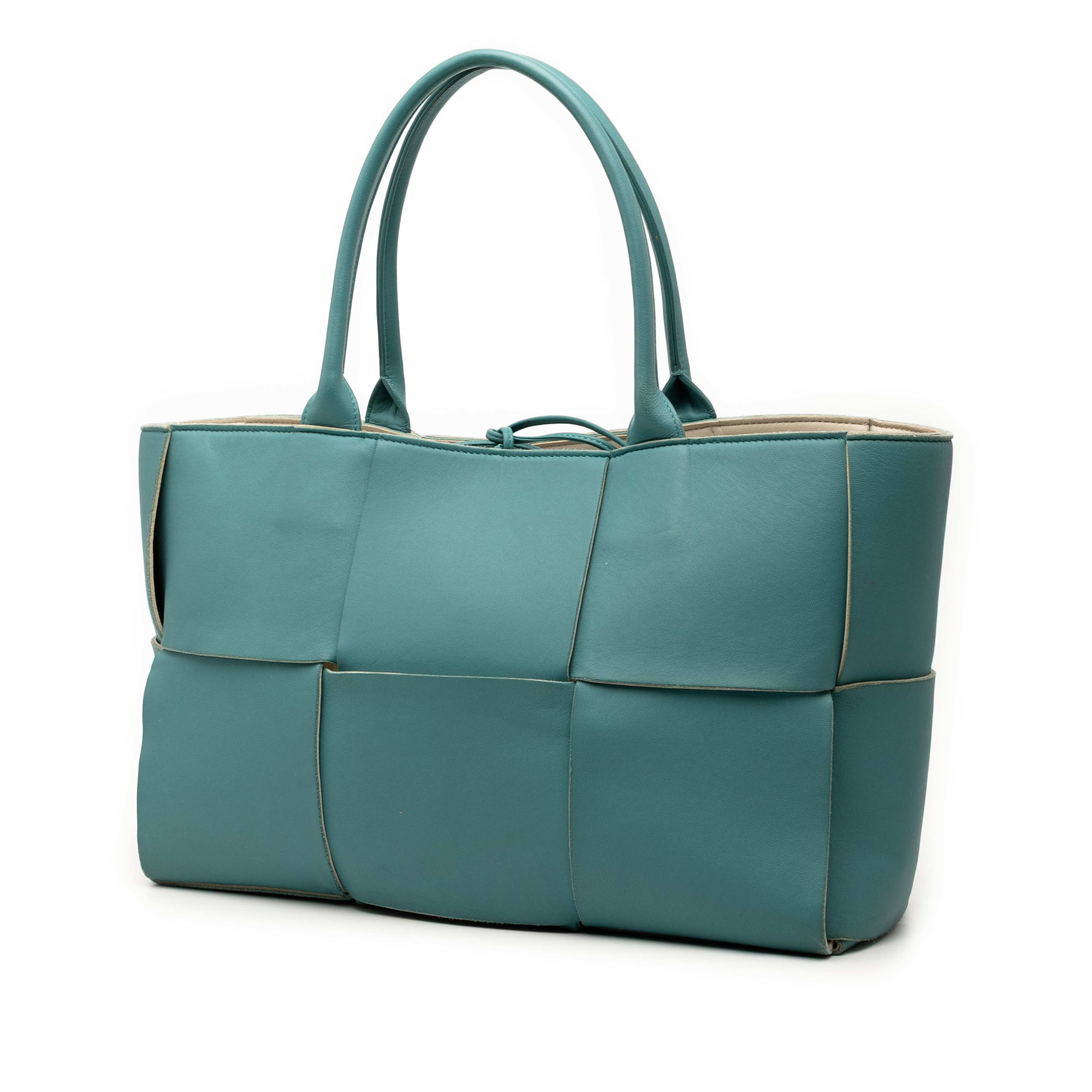 Bottega Veneta Medium Nappa Maxi Intrecciato Arco Tote, från Luxclusif, i färgen turquoise. Klicka för att öppna bilden i stort format