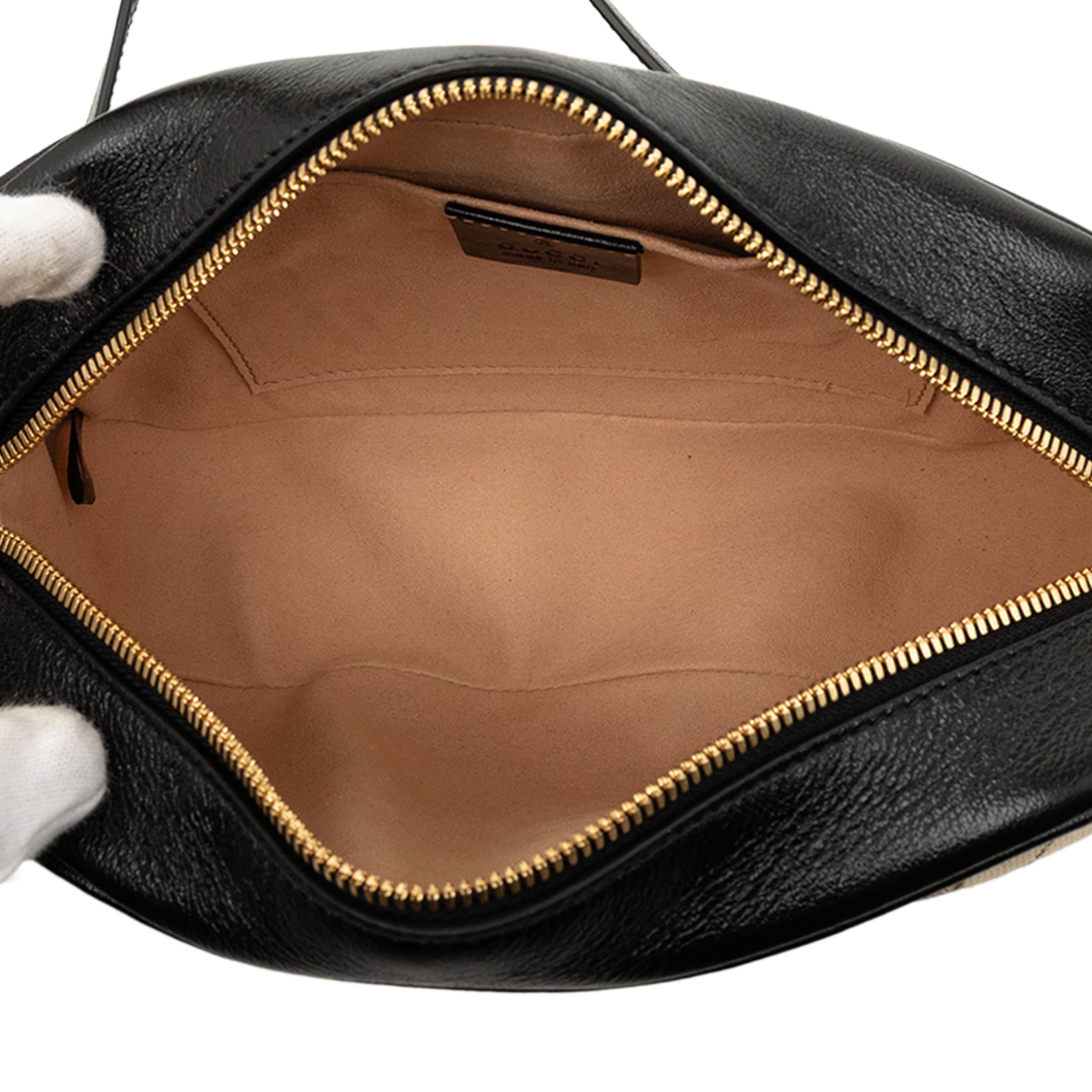 Gucci Small Gg Marmont Matelasse Gg Canvas And Leather Crossbody, från Luxclusif, i färgen beige. Klicka för att öppna bilden i stort format