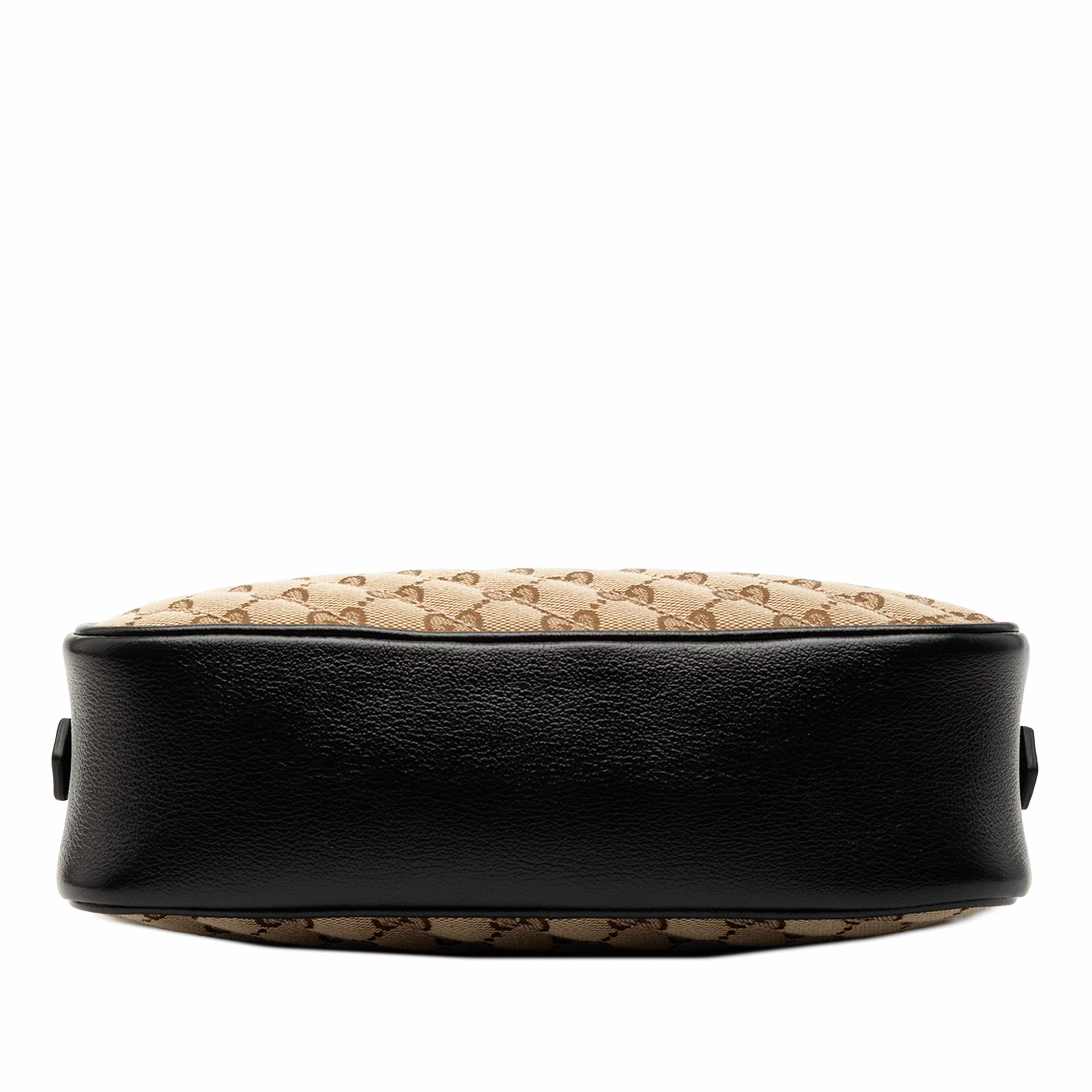 Gucci Small Gg Marmont Matelasse Gg Canvas And Leather Crossbody, från Luxclusif, i färgen beige. Klicka för att öppna bilden i stort format