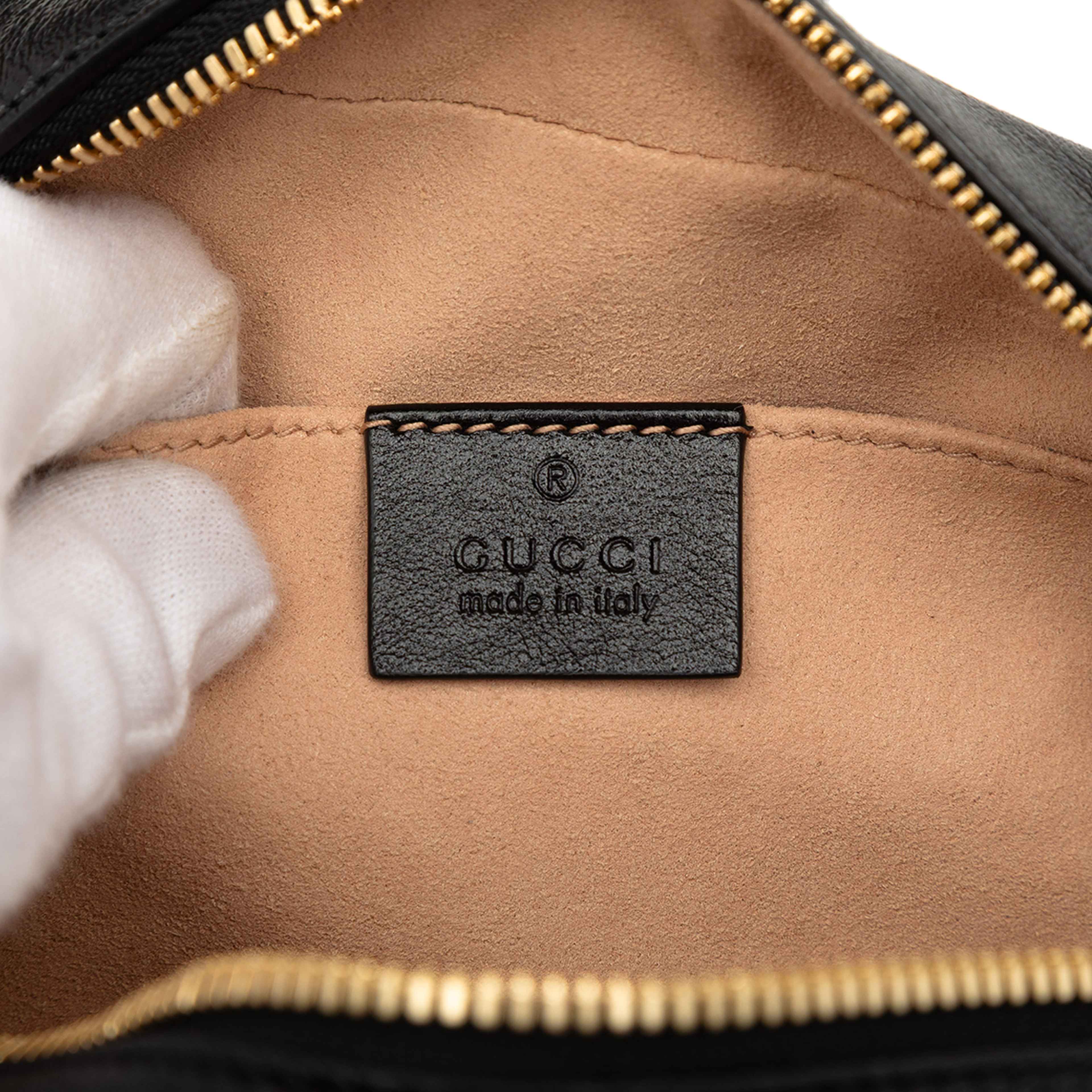 Gucci Small Gg Marmont Matelasse Gg Canvas And Leather Crossbody, från Luxclusif, i färgen beige. Klicka för att öppna bilden i stort format