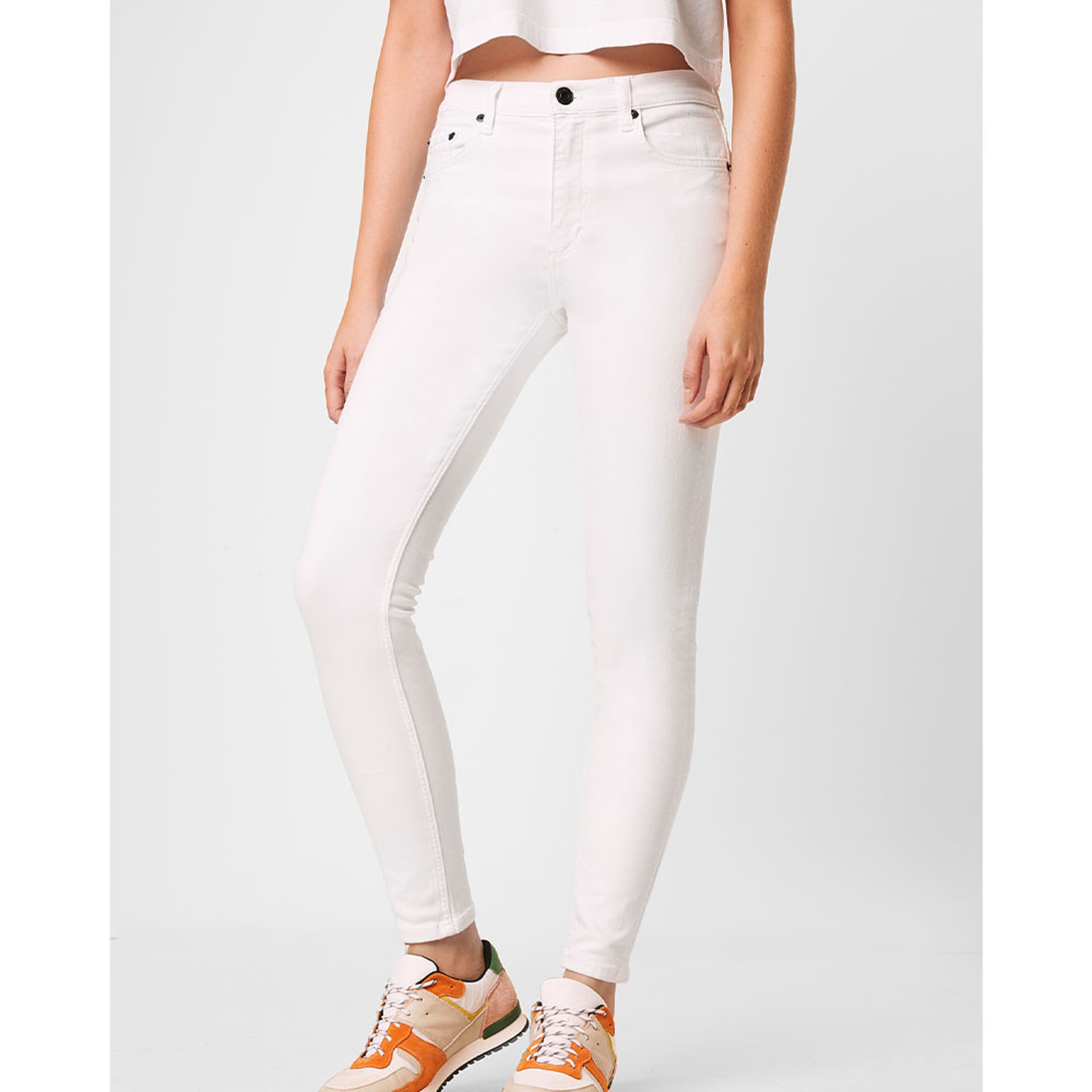Jeans R Rebound 30' Skinny, från French Connection, i färgen Summer White. Klicka för att öppna bilden i stort format