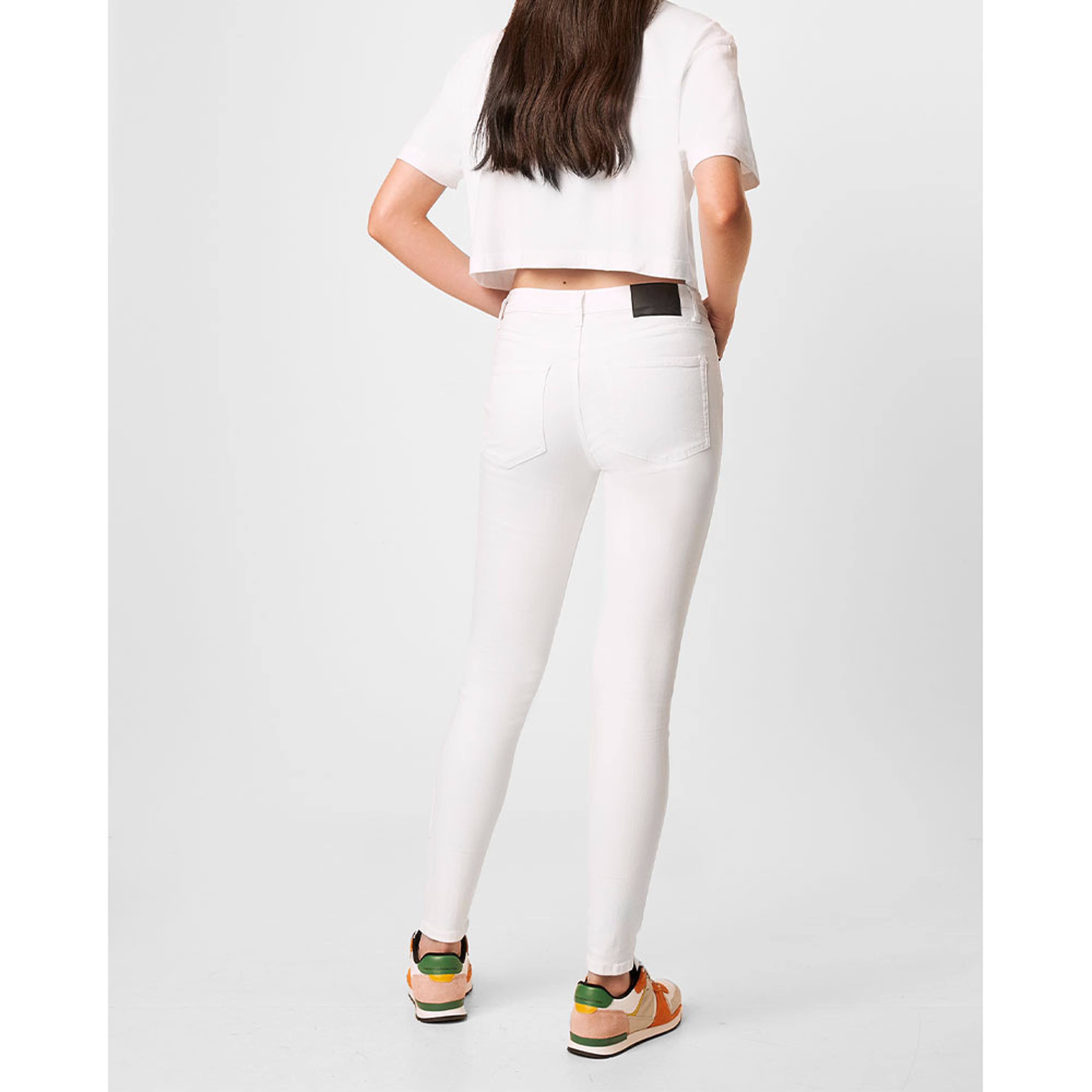 Jeans R Rebound 30' Skinny, från French Connection, i färgen Summer White. Klicka för att öppna bilden i stort format