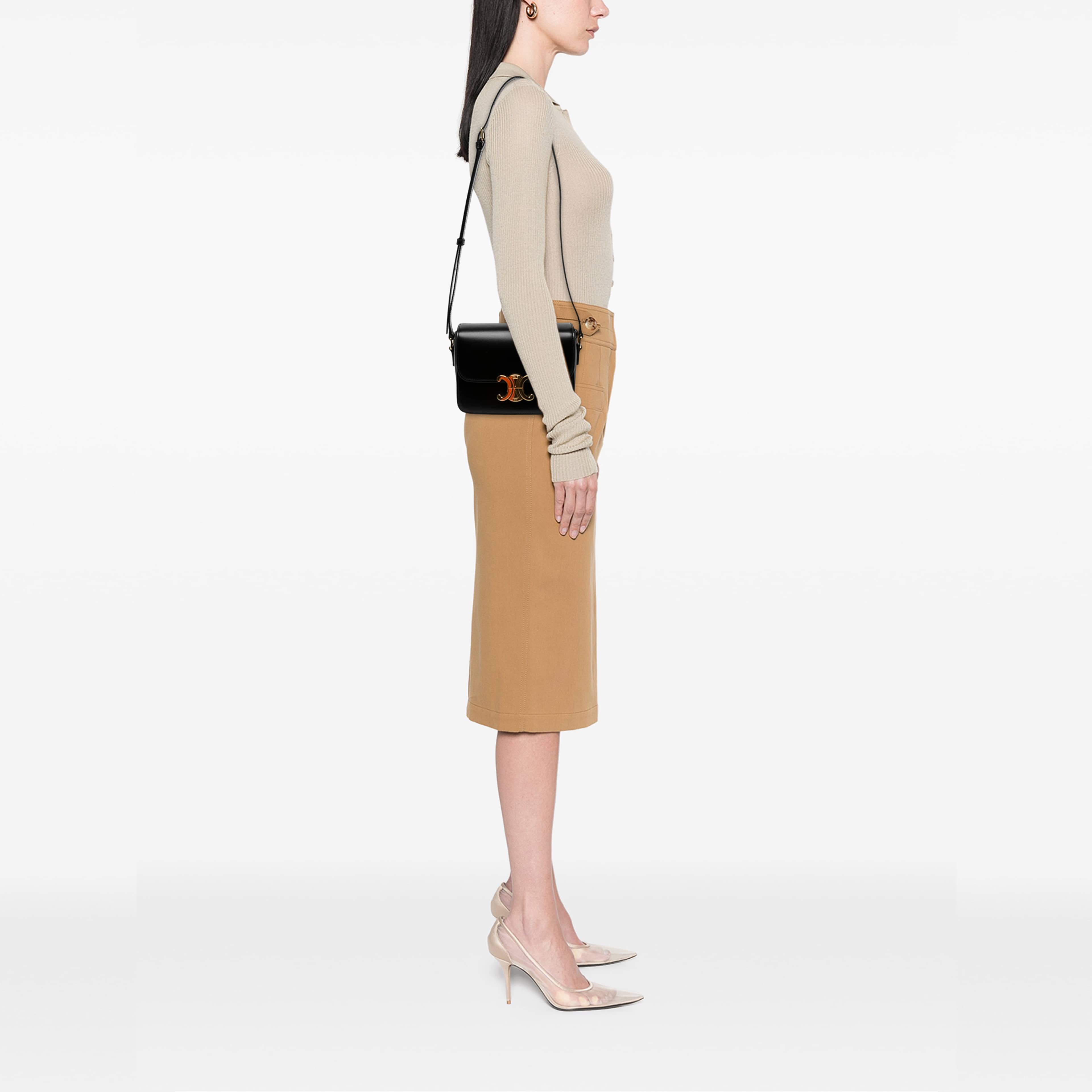 Celine Teen Shiny Calfskin Triomphe Crossbody, från Luxclusif, i färgen svart. Klicka för att öppna bilden i stort format