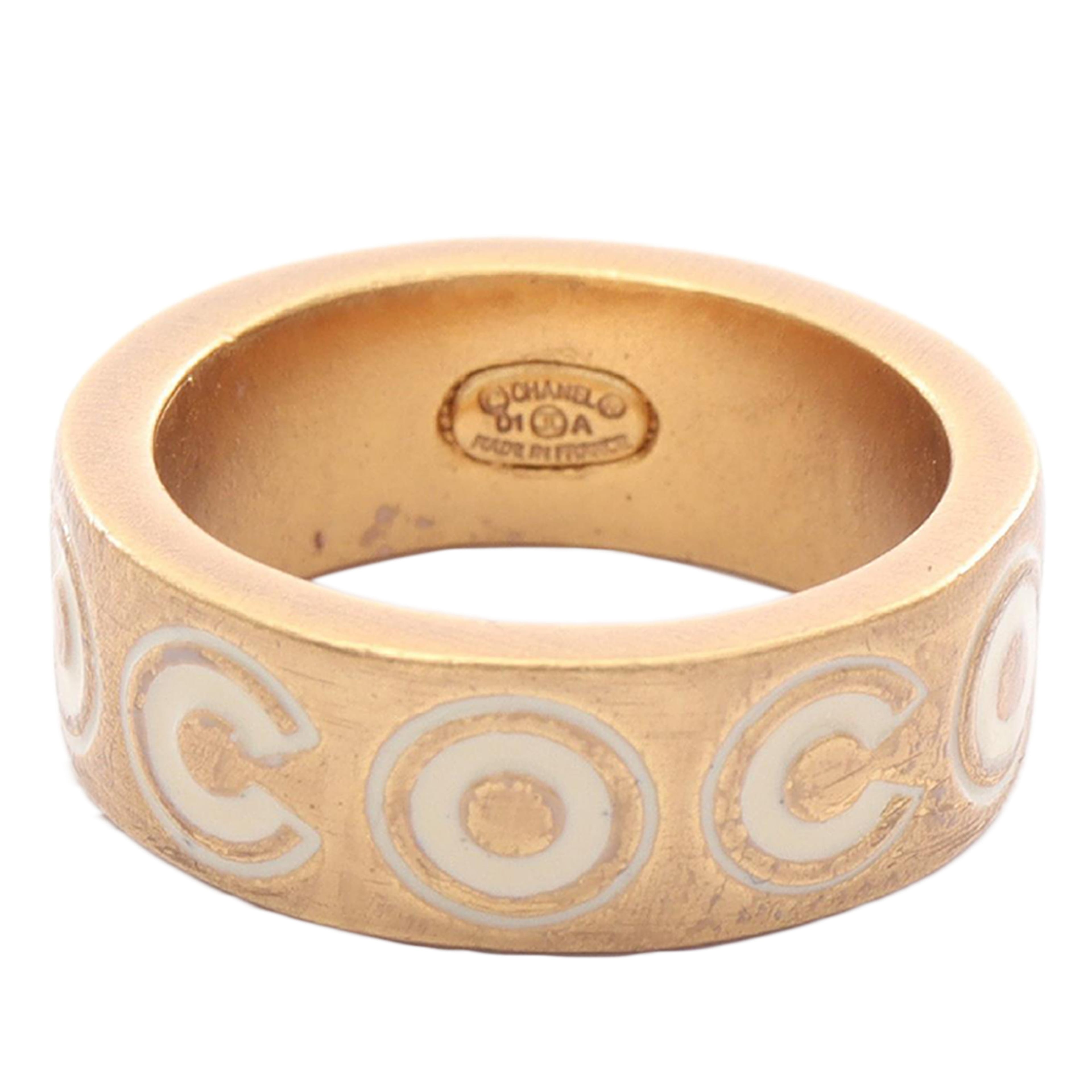 Chanel Gold Plated Coco Ring, från Luxclusif, i färgen gold. Klicka för att öppna bilden i stort format