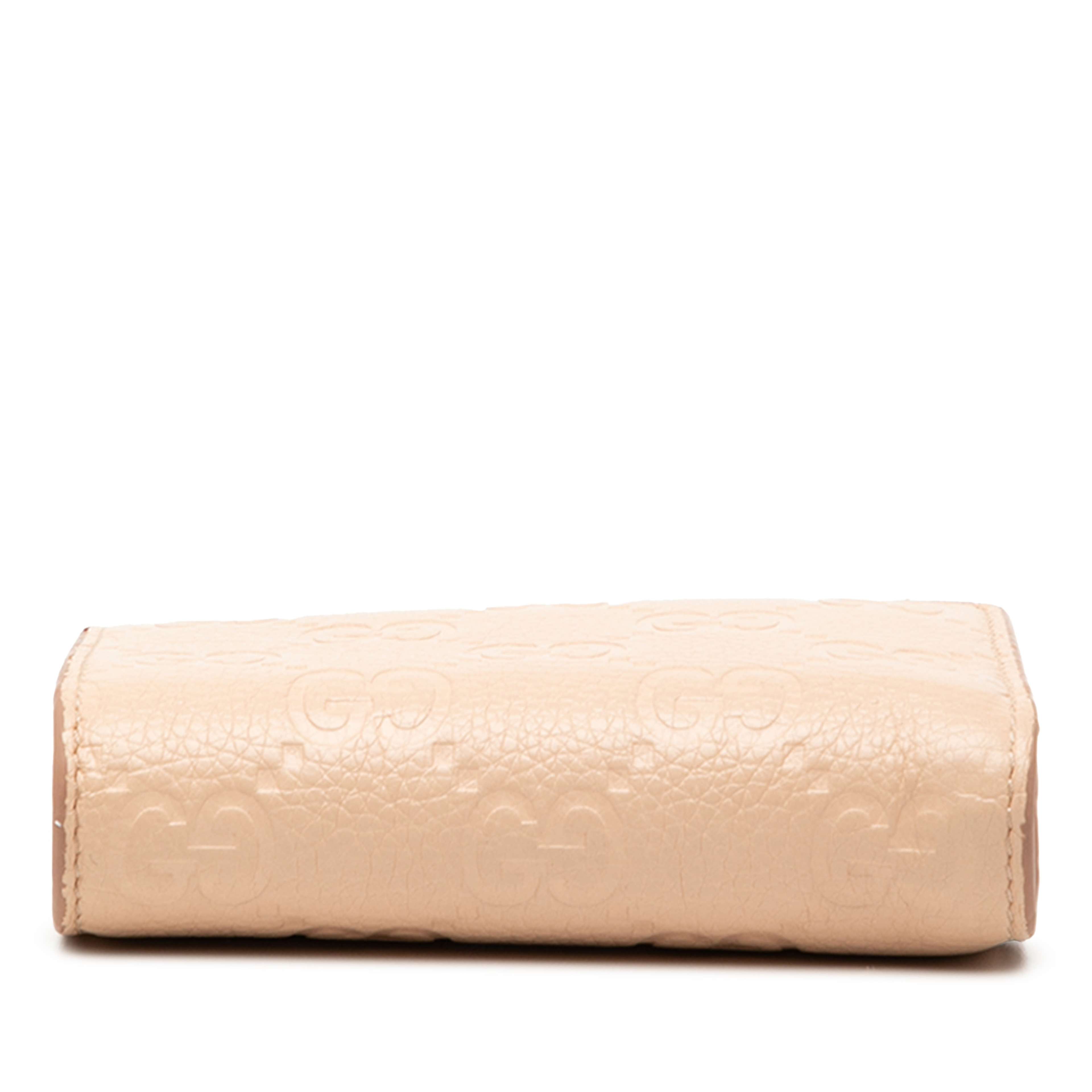 Gucci Small Gg Emblem Leather Bifold Wallet, från Luxclusif, i färgen beige. Klicka för att öppna bilden i stort format