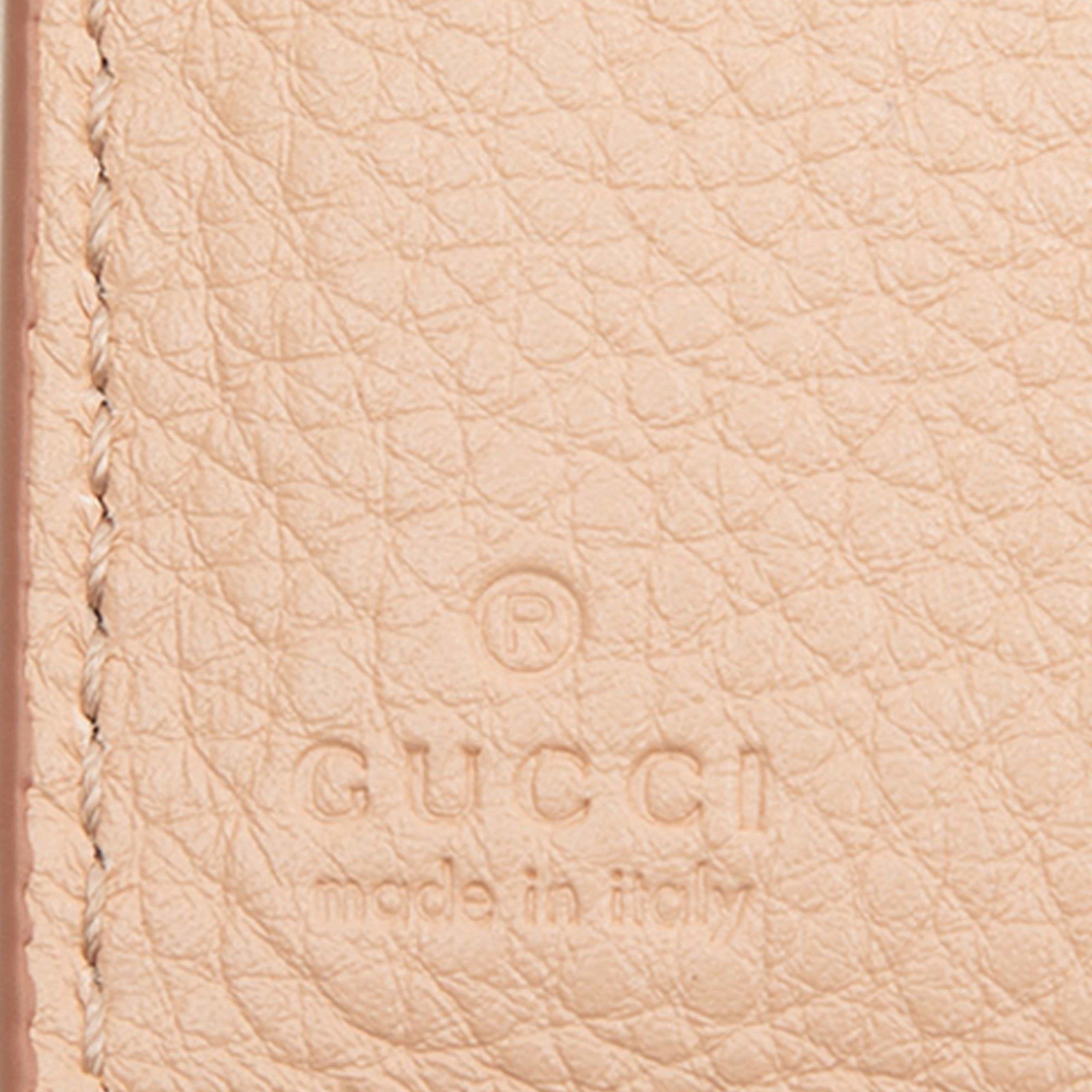 Gucci Small Gg Emblem Leather Bifold Wallet, från Luxclusif, i färgen beige. Klicka för att öppna bilden i stort format
