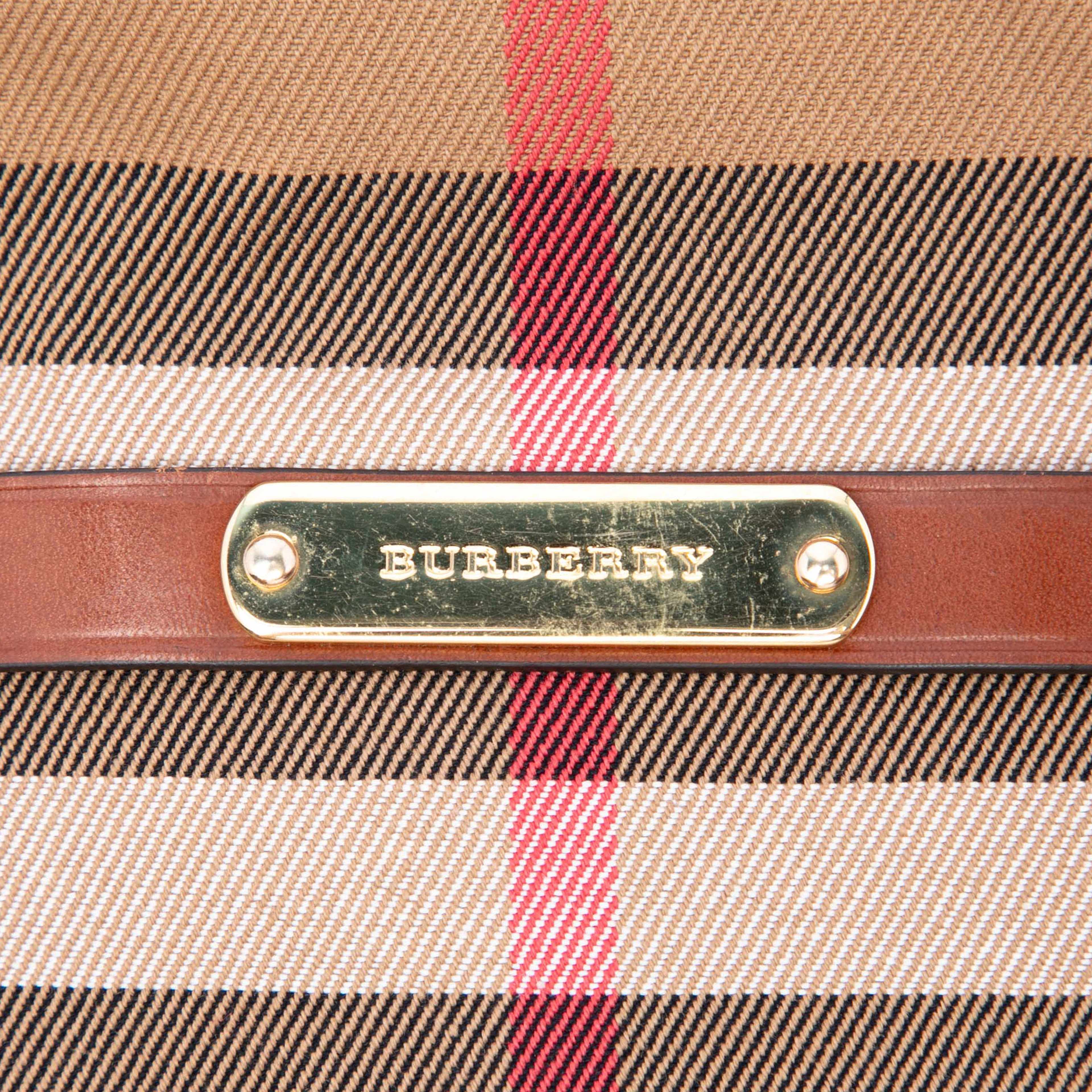 Burberry Medium House Check Canvas Bridle Orchard Handbag, från Luxclusif, i färgen brun. Klicka för att öppna bilden i stort format
