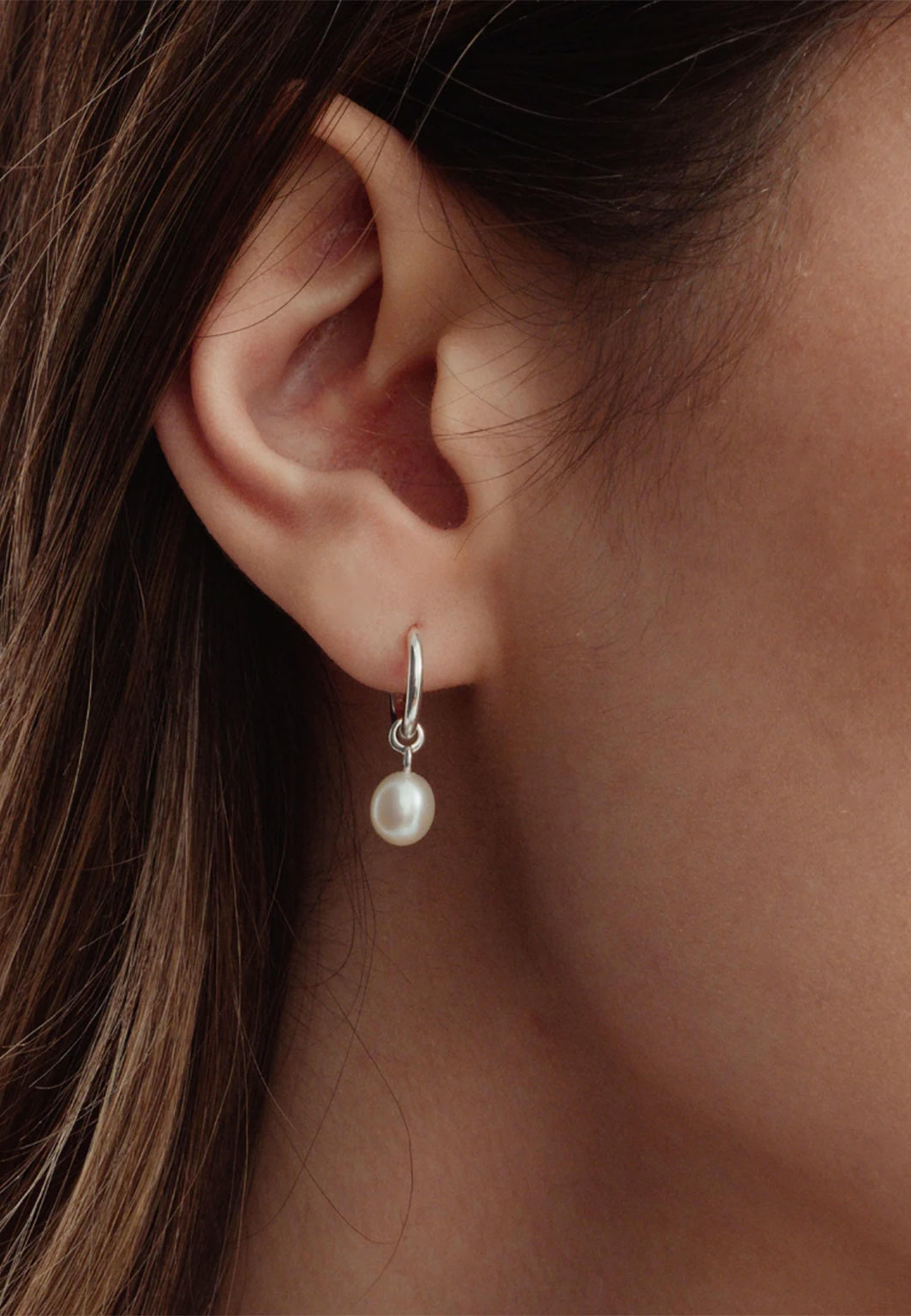 Treasurre Pearl Hoops Silver, från Syster P, i färgen Silver. Klicka för att öppna bilden i stort format