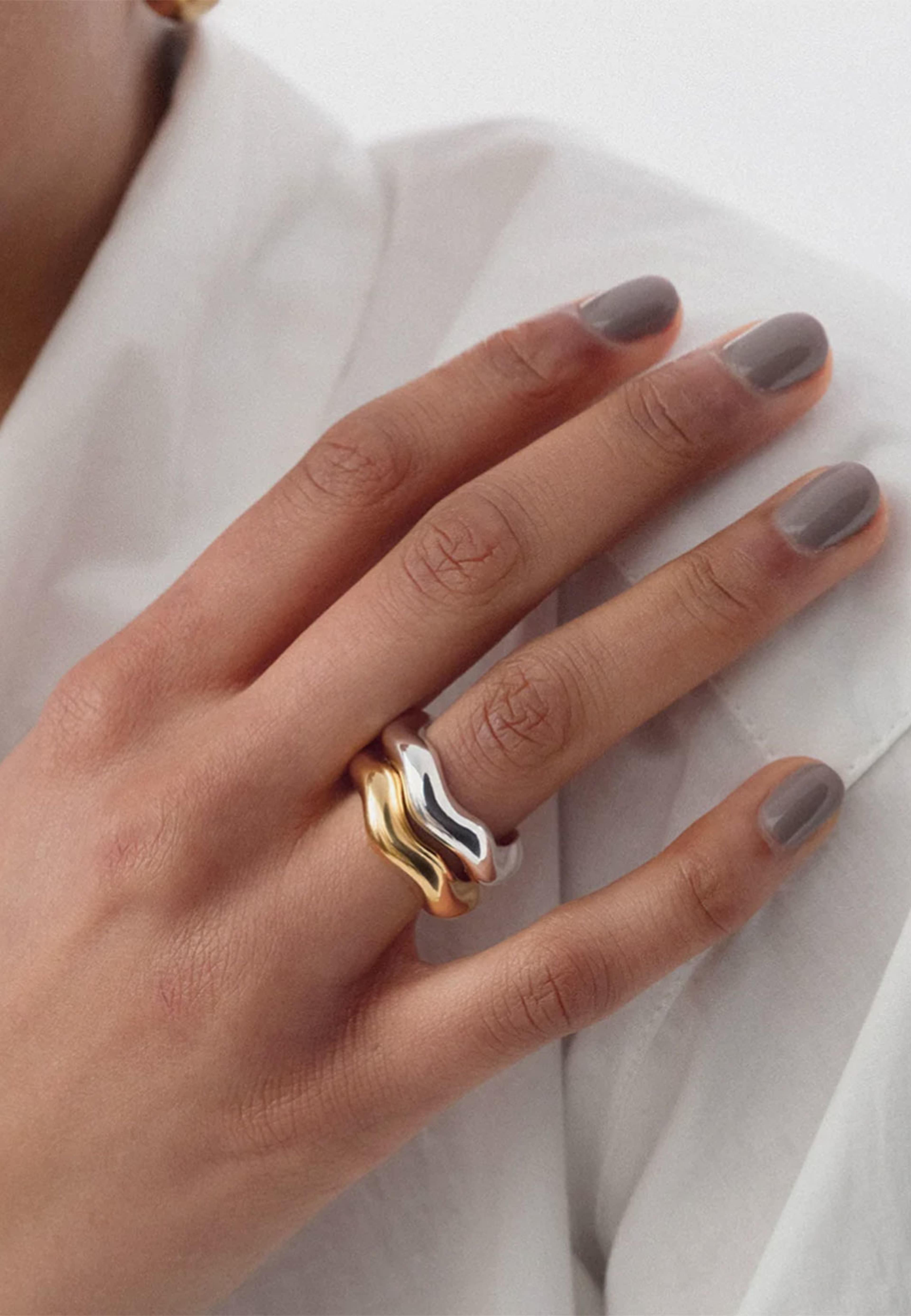 Bolded Wavy Ring Shiny Silver, från Syster P, i färgen Silver. Klicka för att öppna bilden i stort format