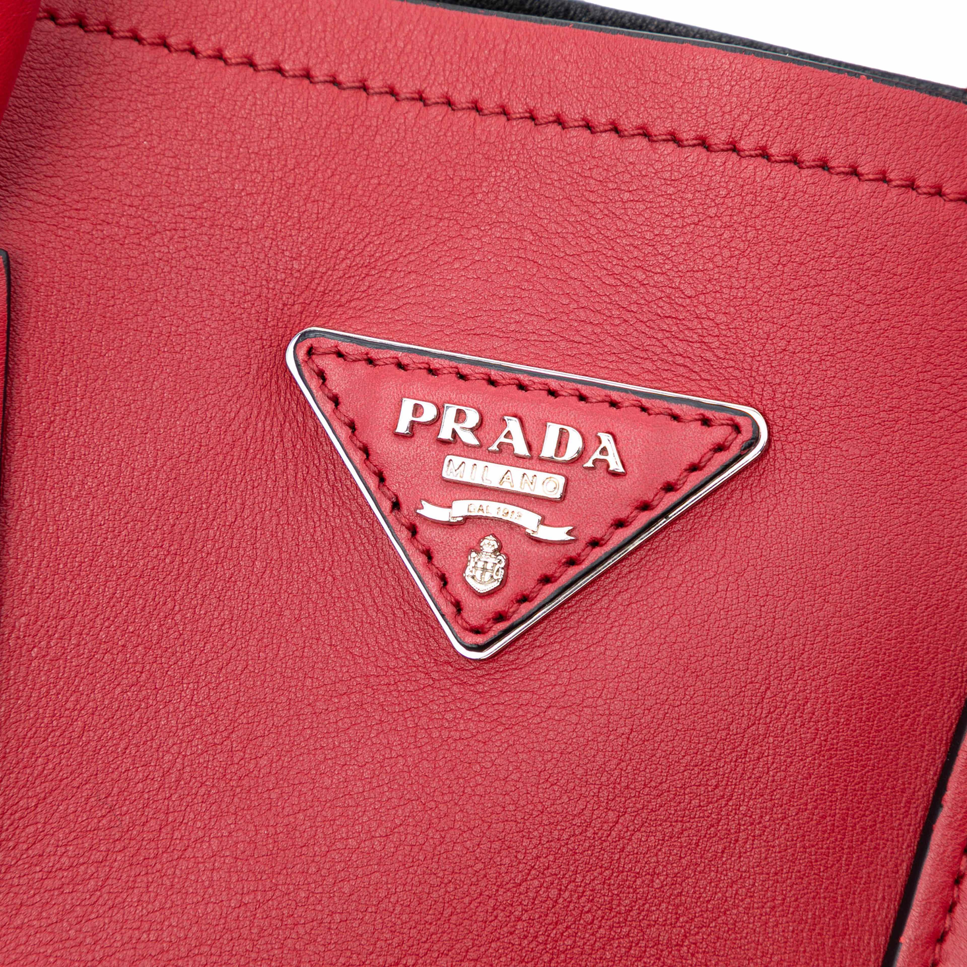 Prada Large Saffiano Cuir Double Satchel, från Luxclusif, i färgen red. Klicka för att öppna bilden i stort format