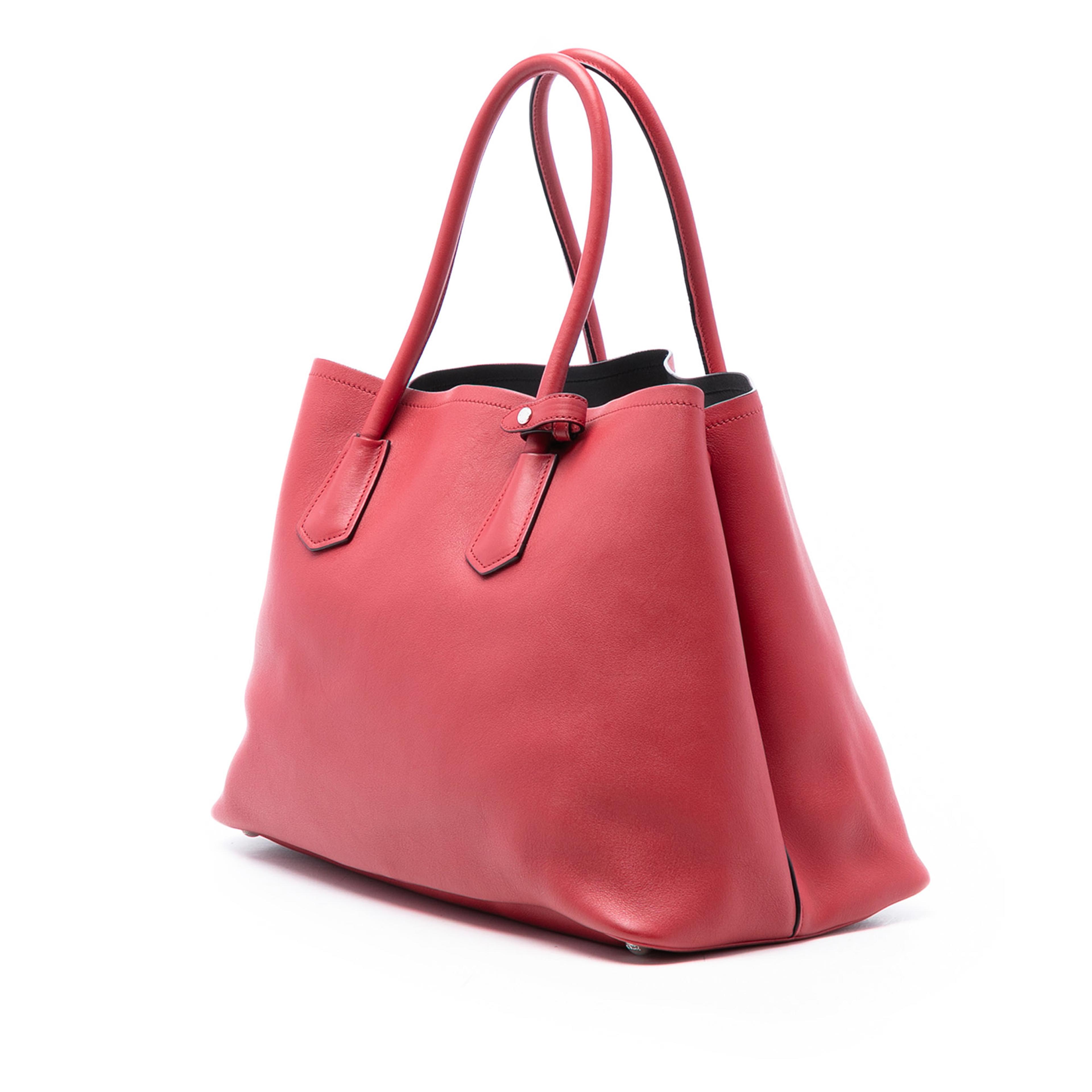 Prada Large Saffiano Cuir Double Satchel, från Luxclusif, i färgen red. Klicka för att öppna bilden i stort format