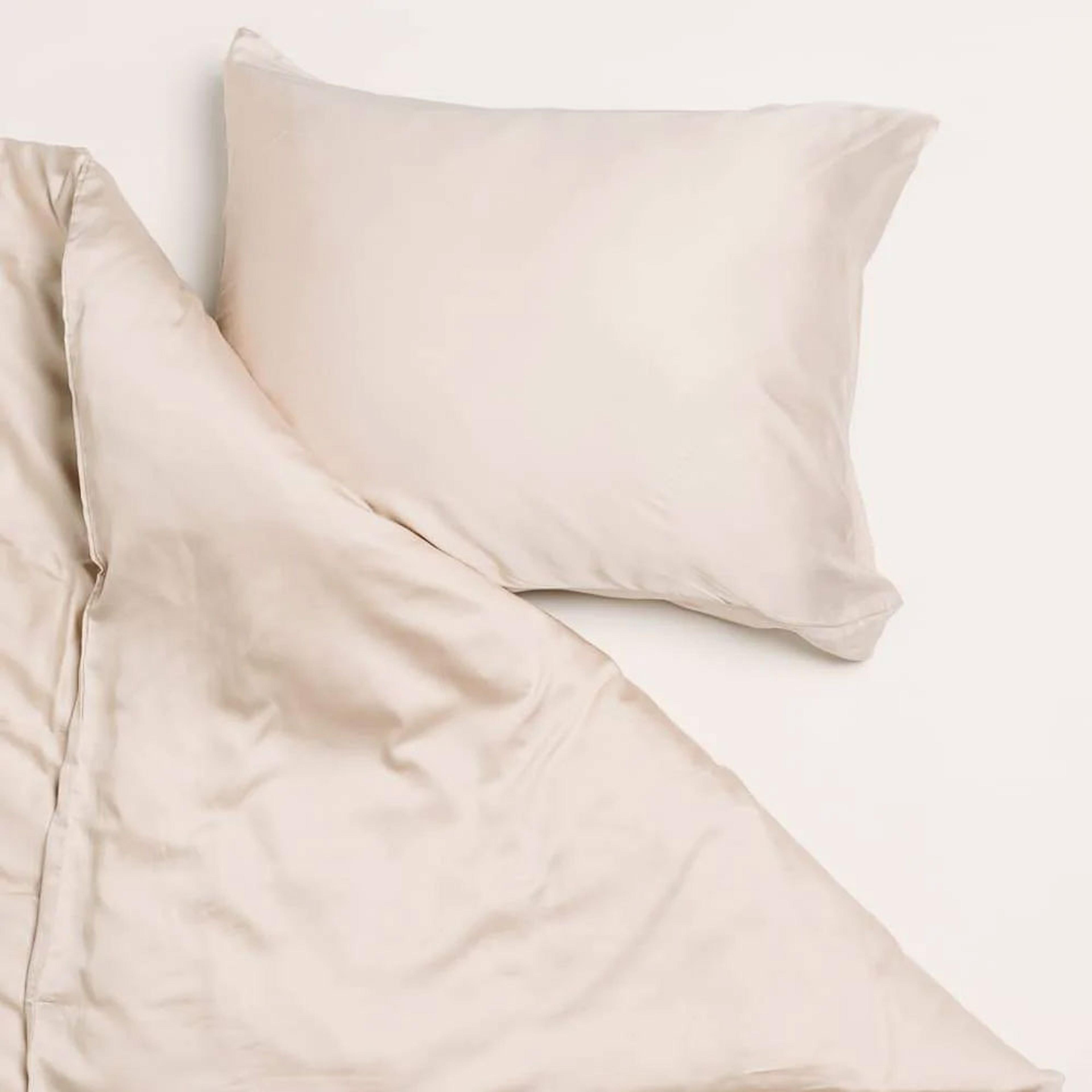 Bambu lyocell kuddfodral 2-pack 50x60, från Movesgood, i färgen Sand. Klicka för att öppna bilden i stort format