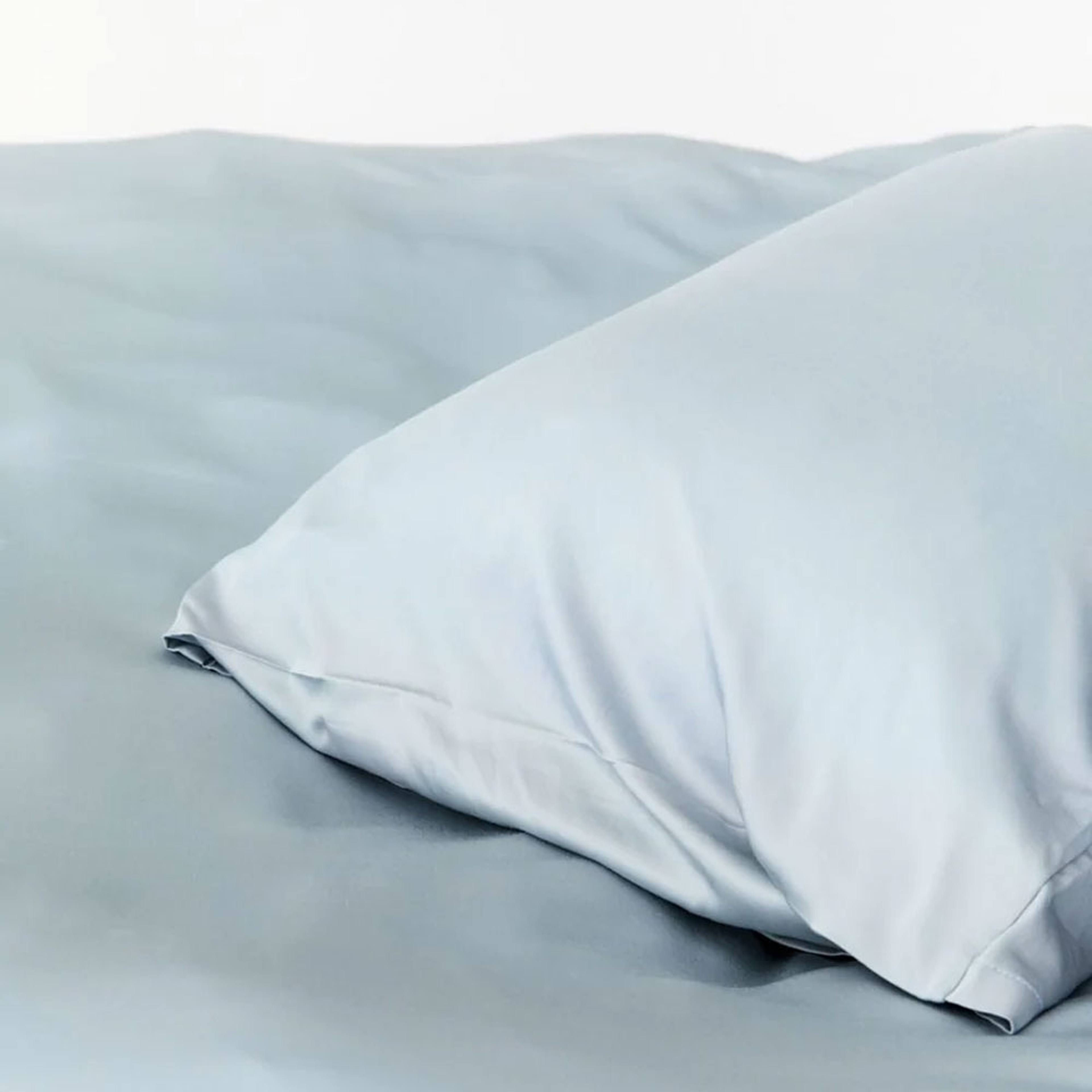 Bambu lyocell kuddfodral 2-pack 50x60, från Movesgood, i färgen Blue. Klicka för att öppna bilden i stort format