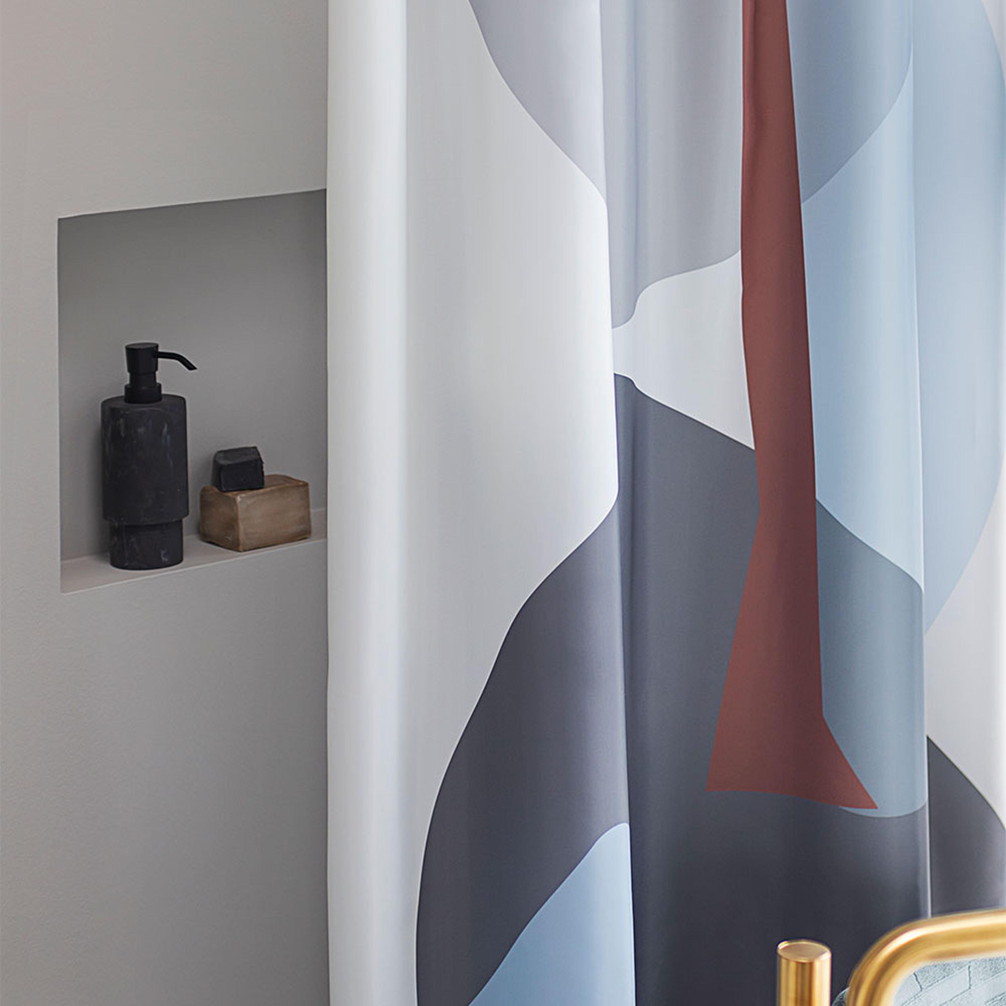 Duschdraperi GALLERY, från Mette Ditmer, i färgen Light Grey. Klicka för att öppna bilden i stort format