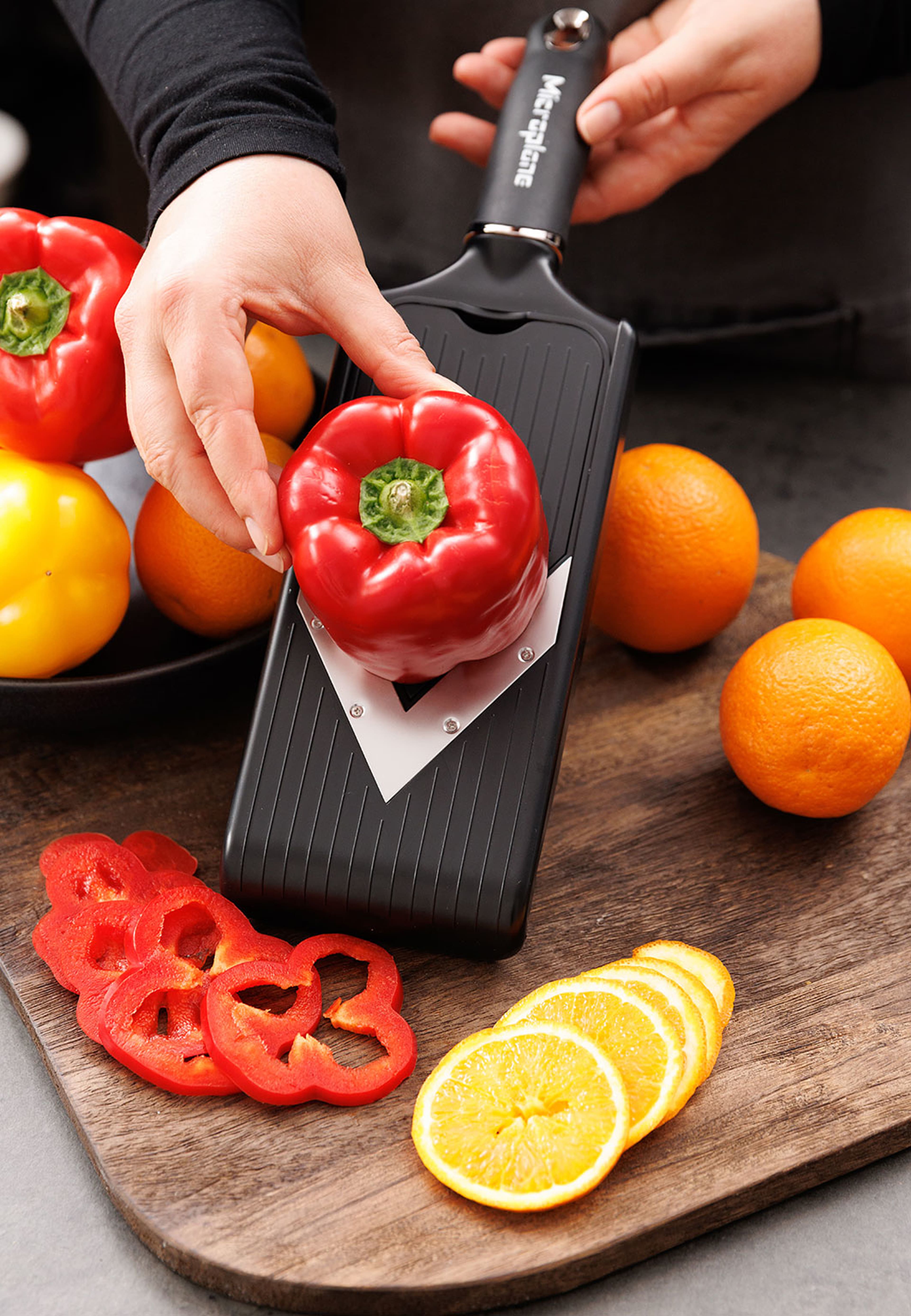 Justerbar V-bladsskärare med Juliennefunktion, från Microplane, i färgen Stål. Klicka för att öppna bilden i stort format