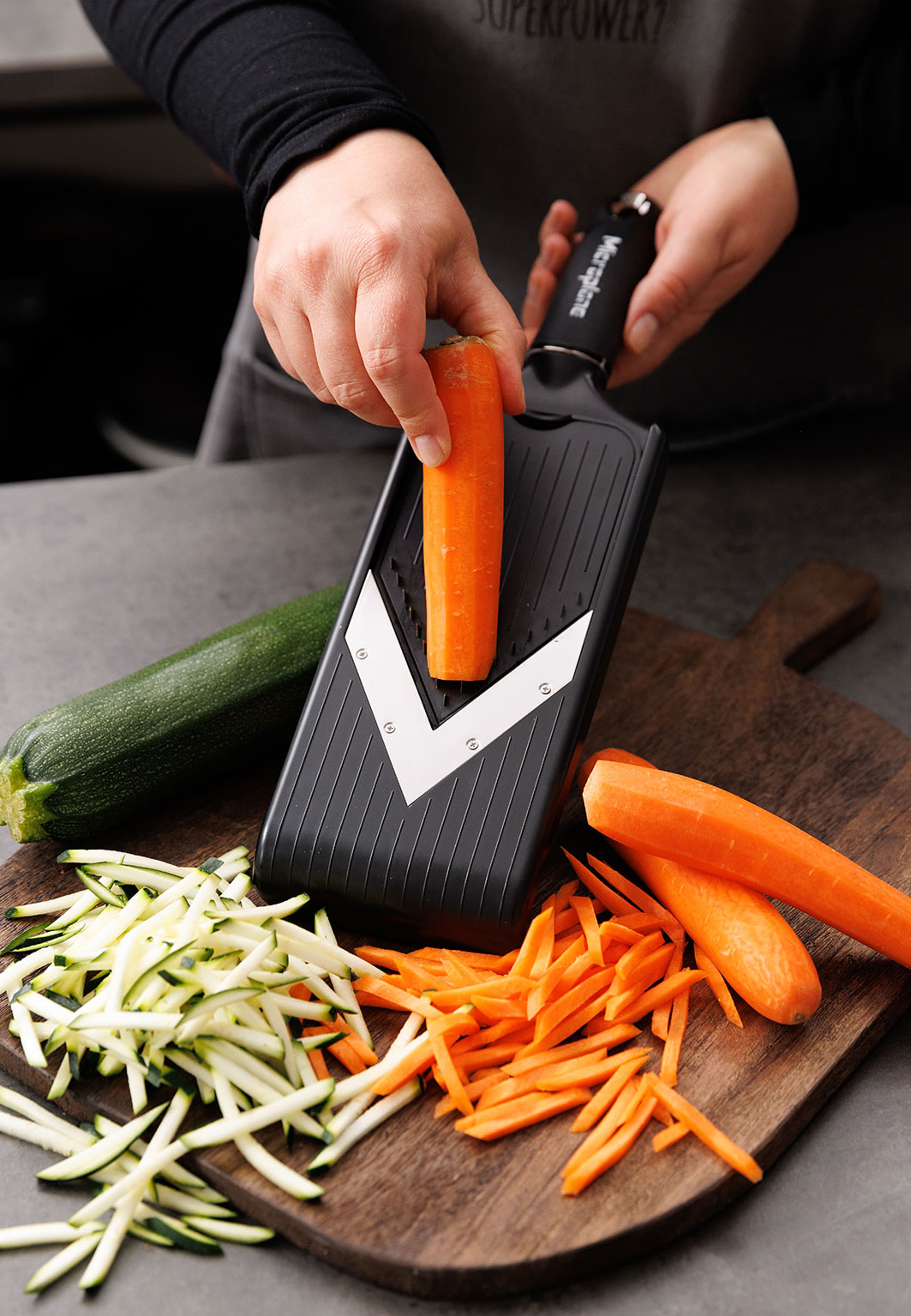 Justerbar V-bladsskärare med Juliennefunktion, från Microplane, i färgen Stål. Klicka för att öppna bilden i stort format