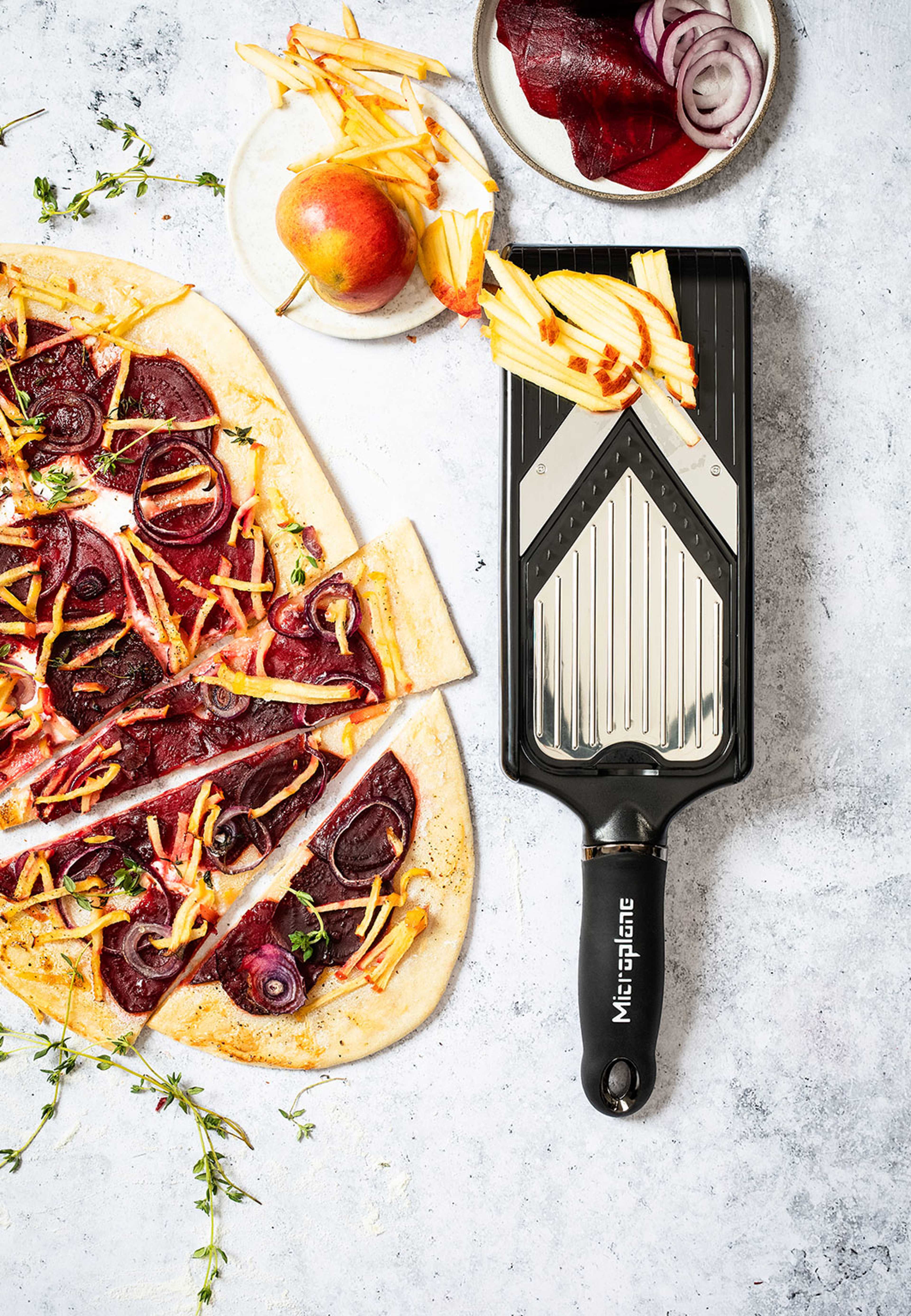 Justerbar V-bladsskärare med Juliennefunktion, från Microplane, i färgen Stål. Klicka för att öppna bilden i stort format