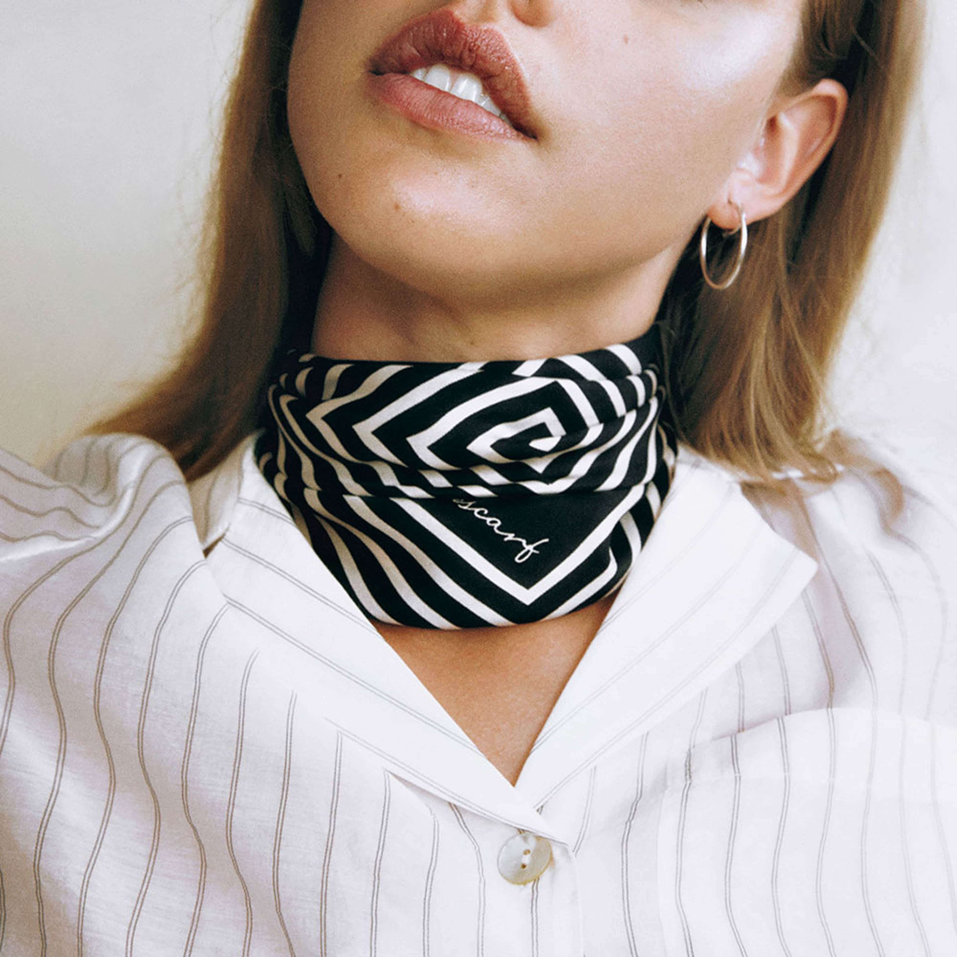 1016, från lescarf, i färgen Black & Cream. Klicka för att öppna bilden i stort format