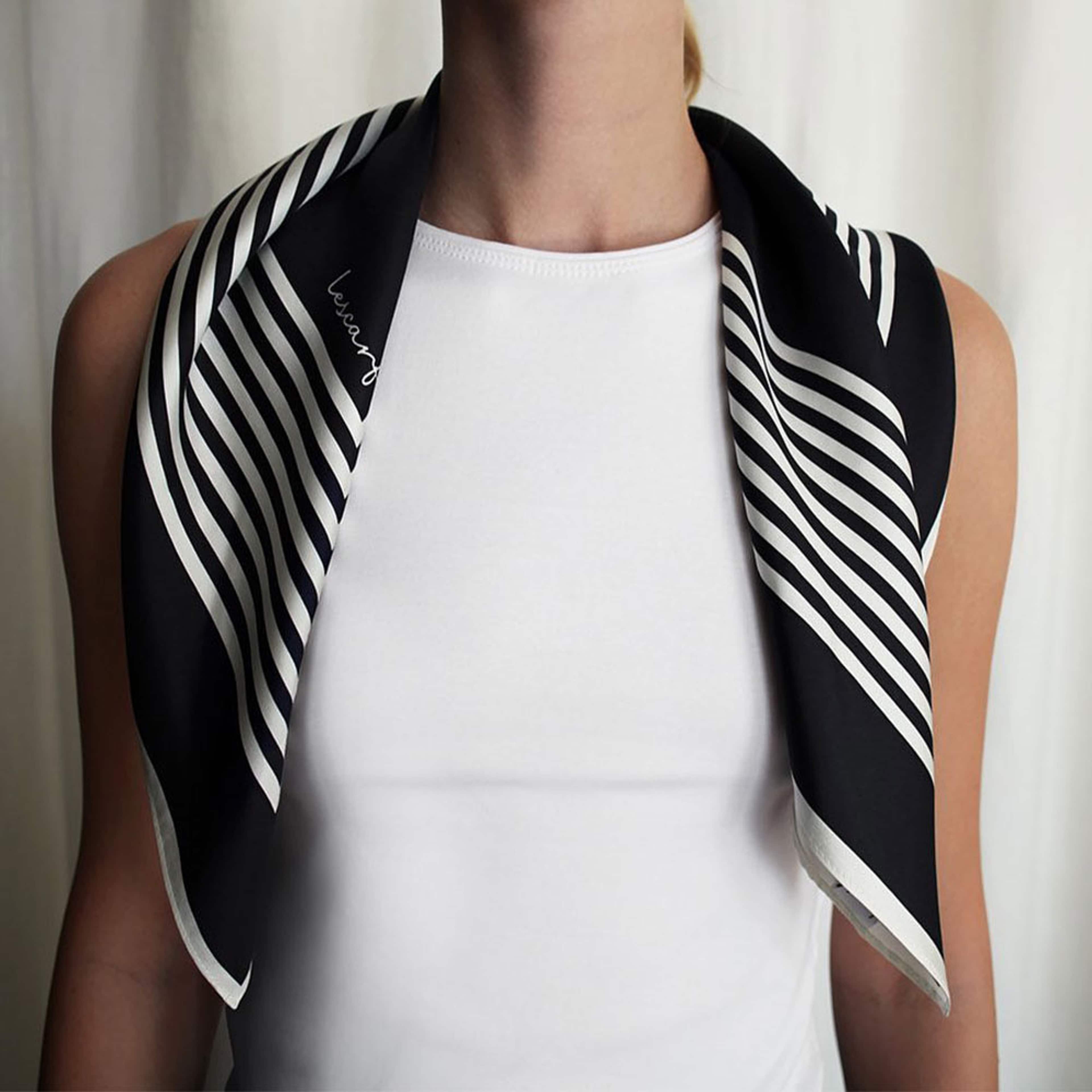 1002, från lescarf, i färgen Black & Cream. Klicka för att öppna bilden i stort format