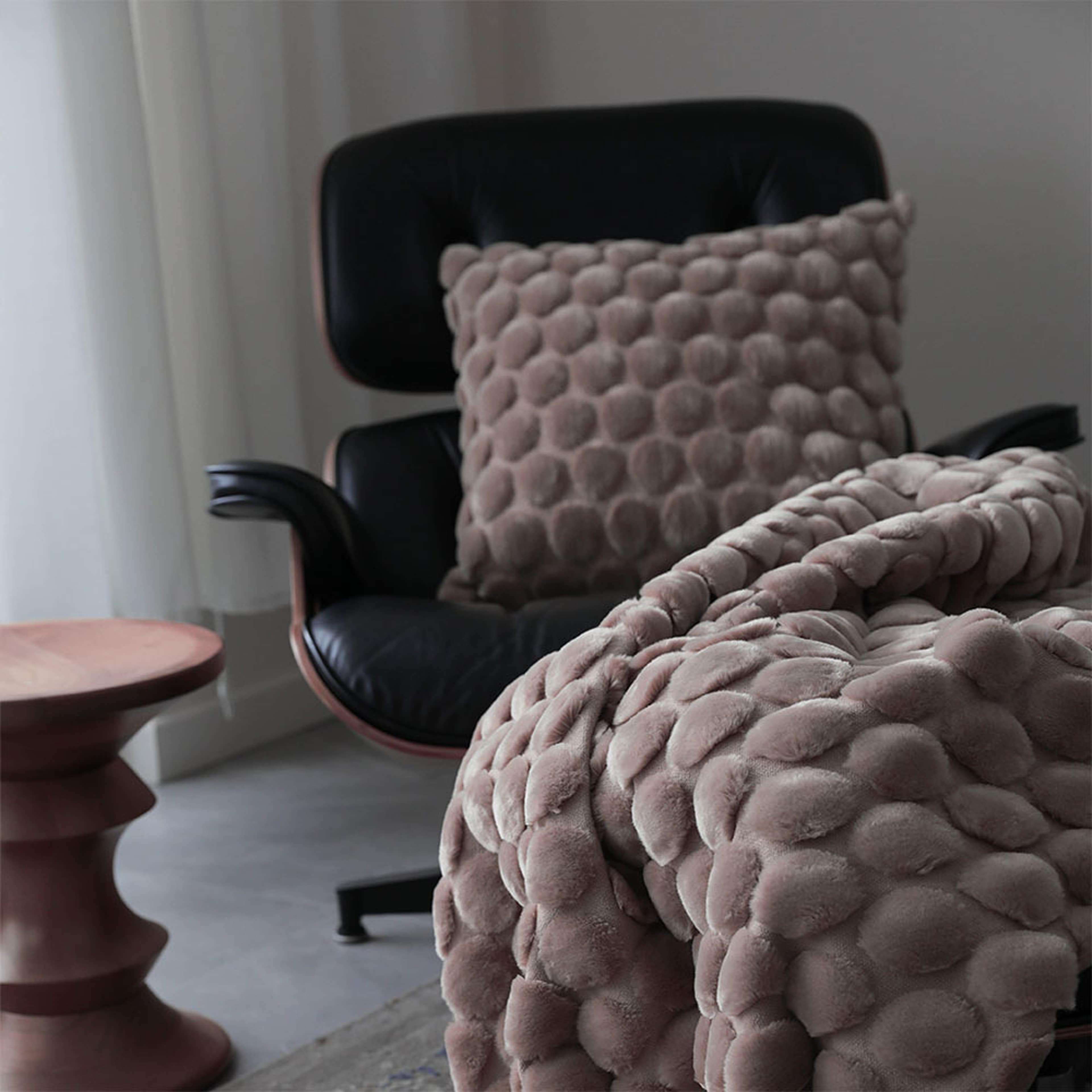 Cushion Cover Egg, från Ceannis, i färgen Dusty Pink.