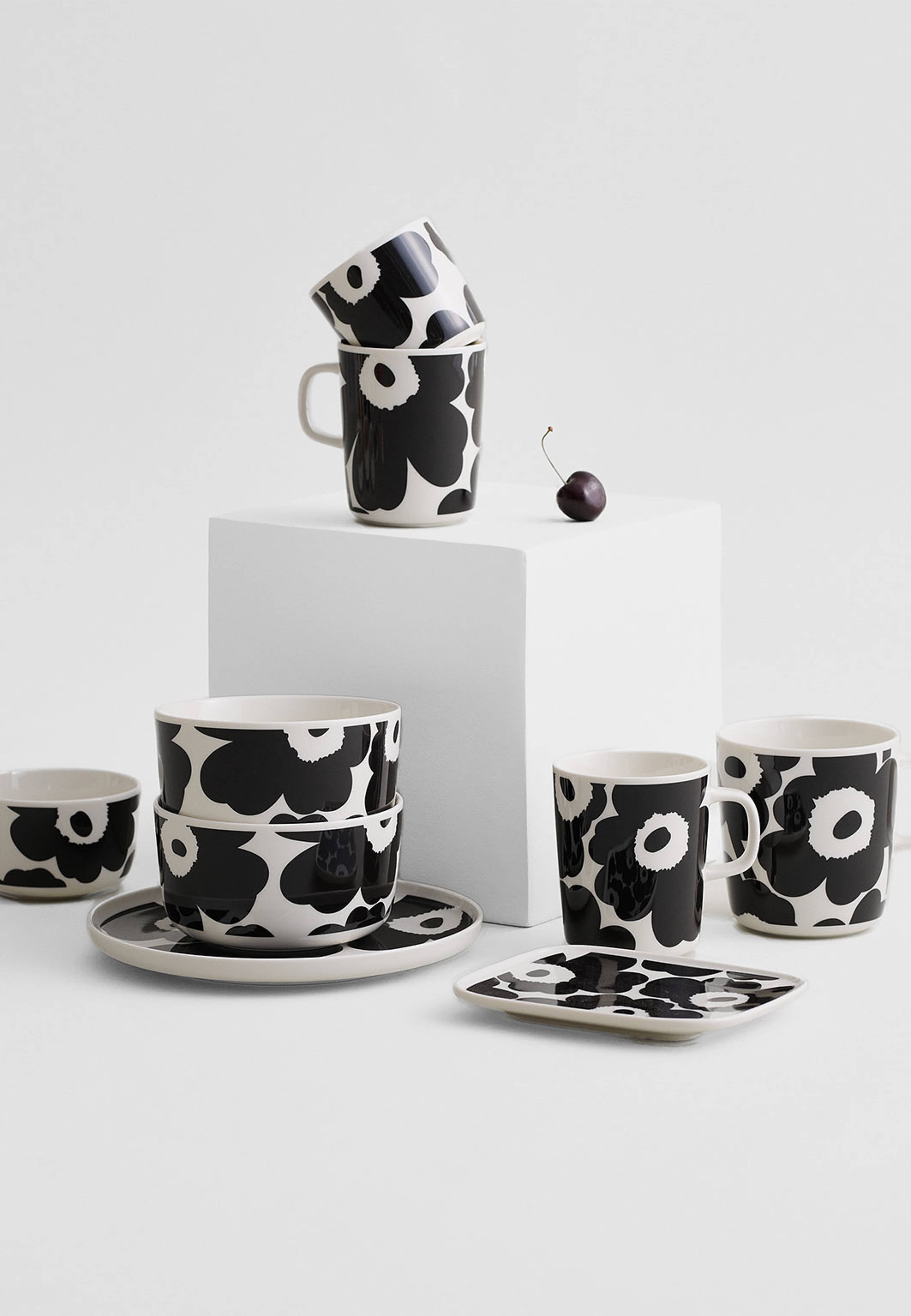 Unikko Bowl 2,5 Dl, från Marimekko, i färgen White, Black. Klicka för att öppna bilden i stort format
