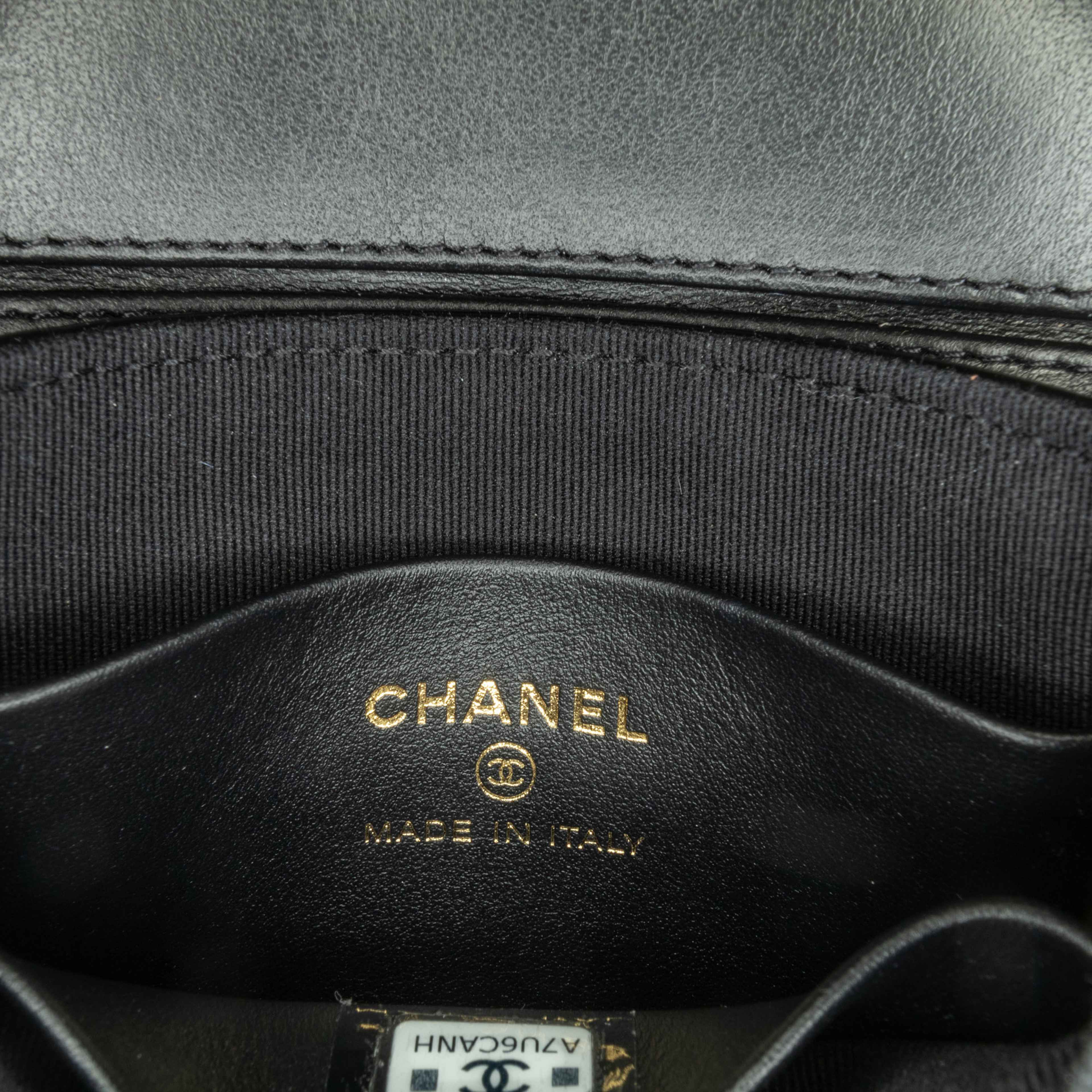 Chanel Mini Cc Quilted Patent Leather Top Handle Clutch With Chain, från Luxclusif, i färgen black. Klicka för att öppna bilden i stort format