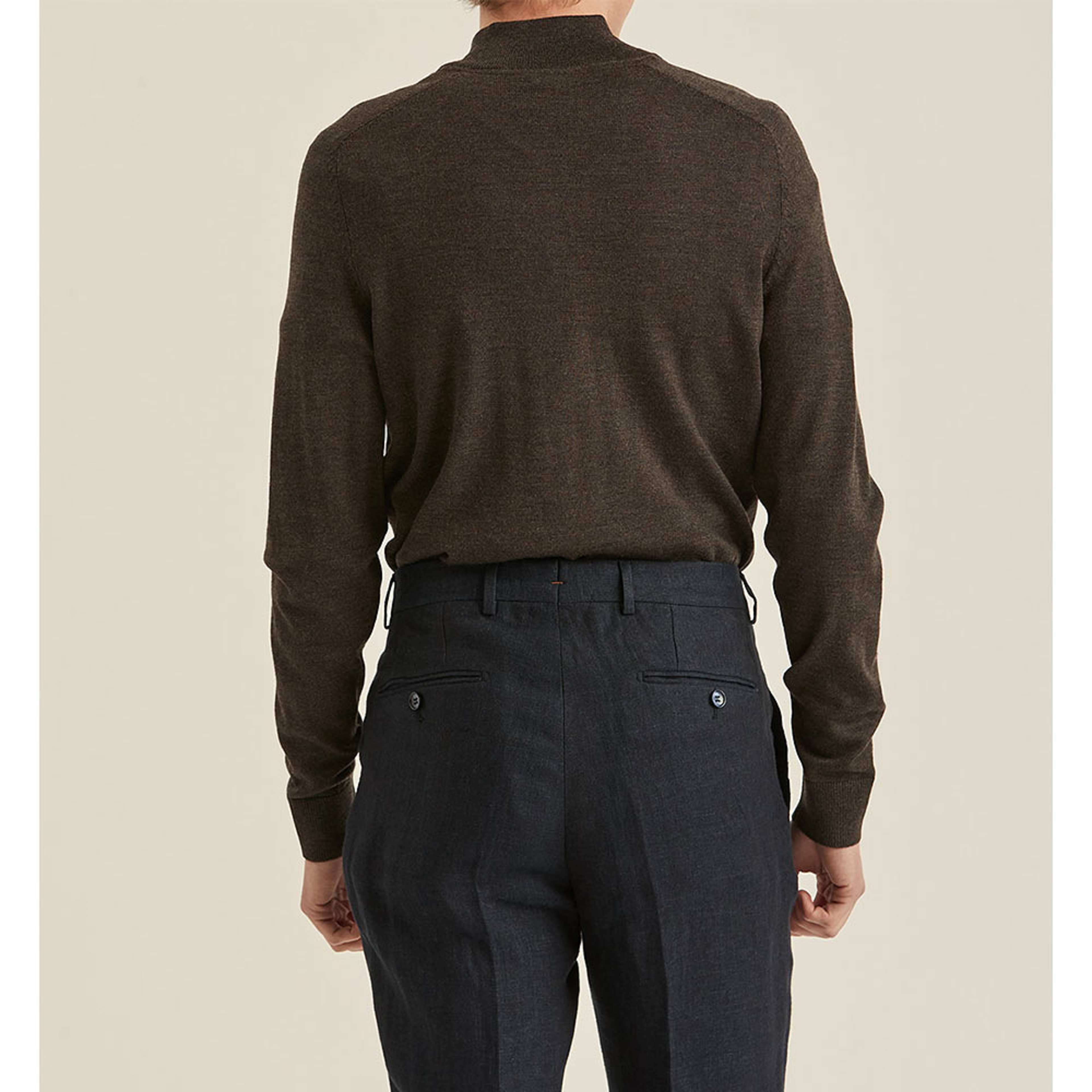 Merino John Zip, från Morris, i färgen Brown.