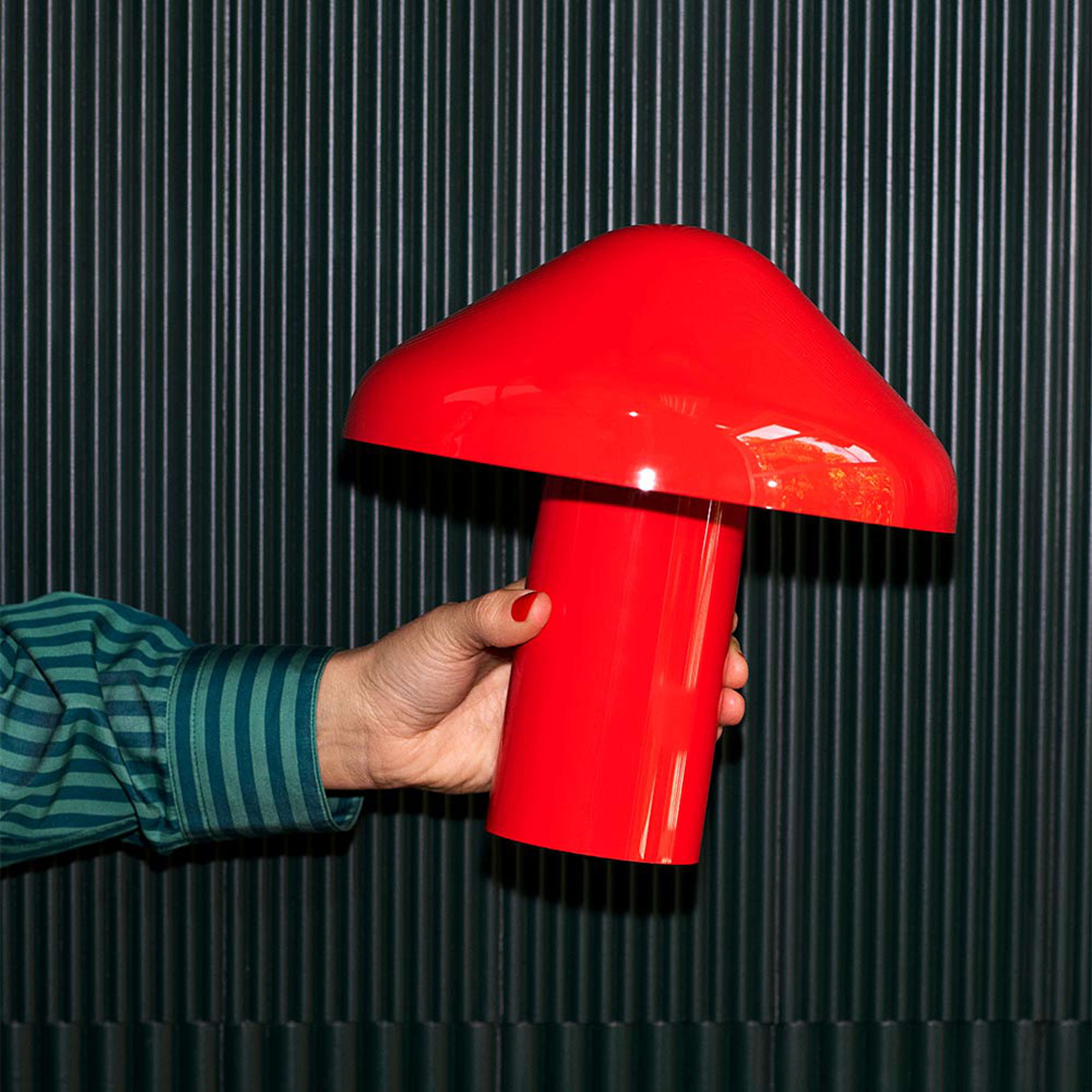 Lampa PAO Portable, från HAY, i färgen Red. Klicka för att öppna bilden i stort format