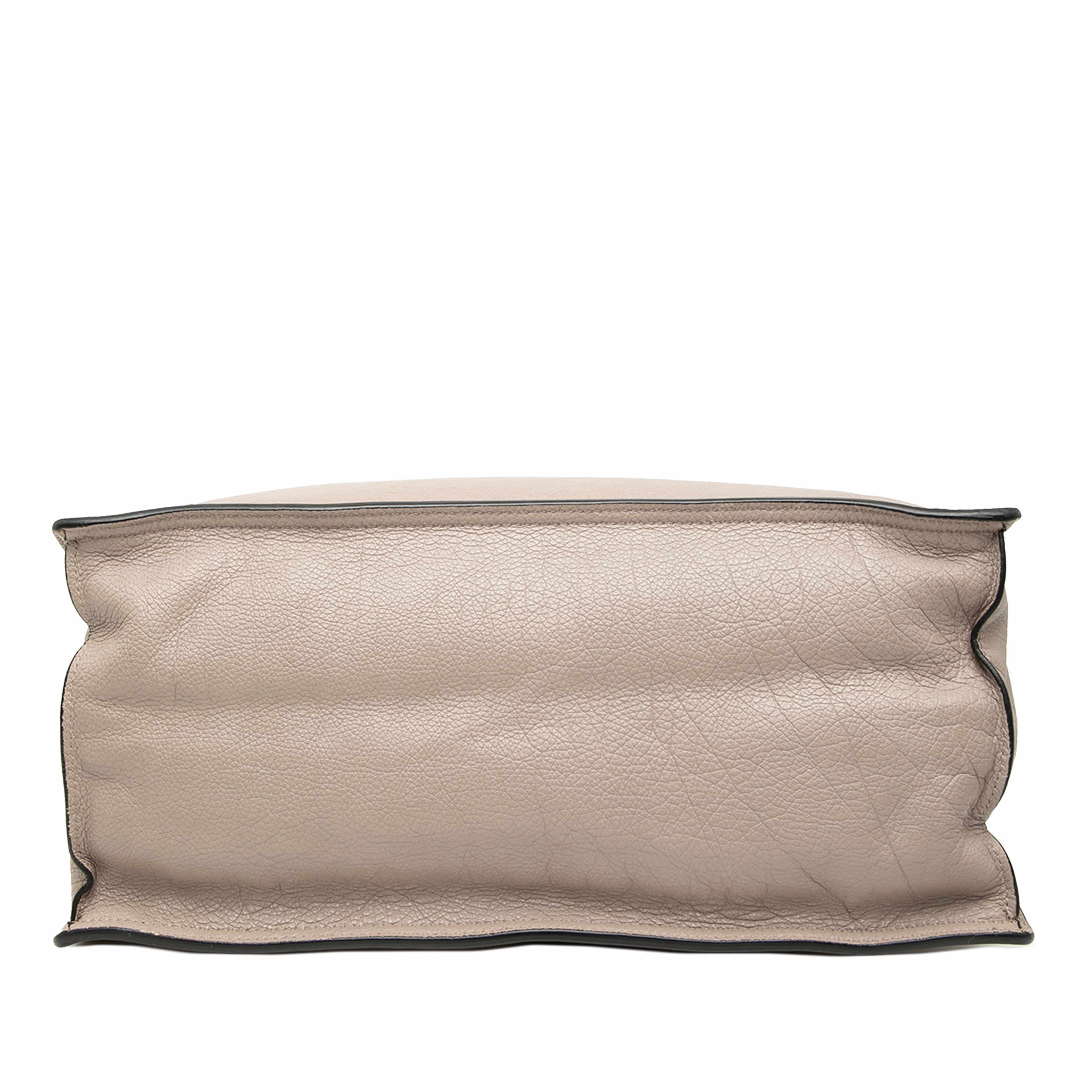 Prada Glace Calf Etiquette Tote, från Luxclusif, i färgen light gray. Klicka för att öppna bilden i stort format