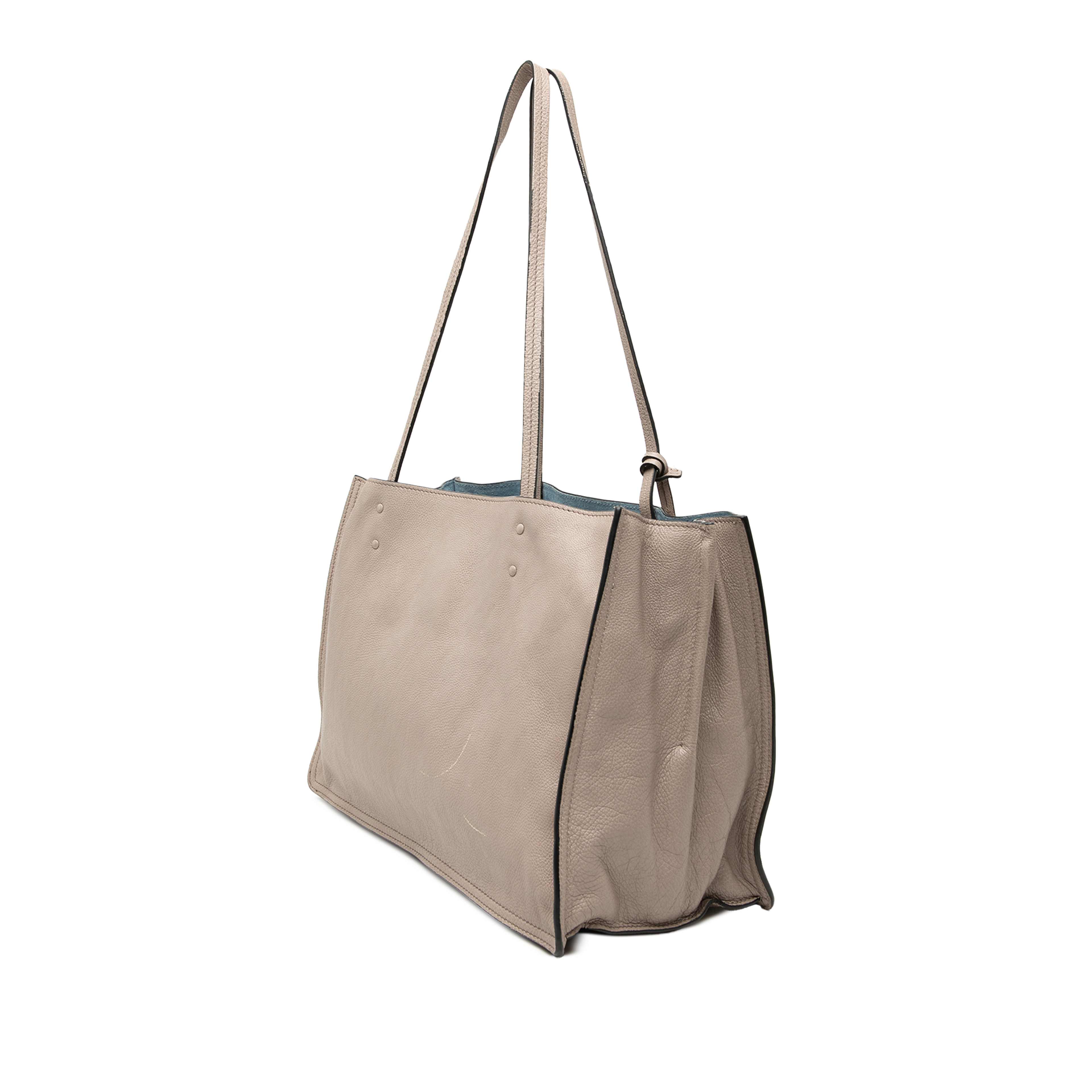 Prada Glace Calf Etiquette Tote, från Luxclusif, i färgen grå. Klicka för att öppna bilden i stort format