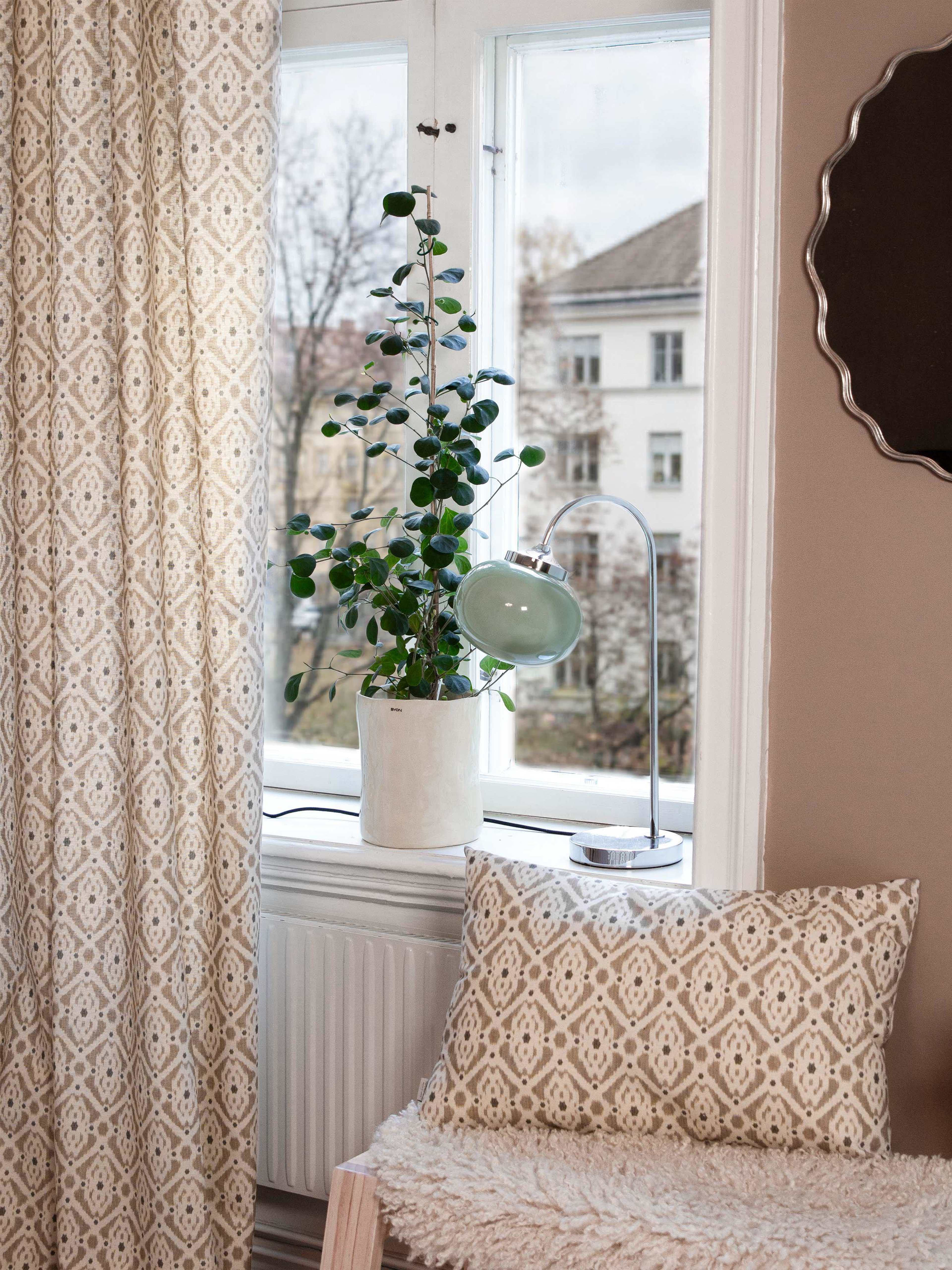 Elsy Bordslampa, från PR Home, i färgen salvia. Klicka för att öppna bilden i stort format