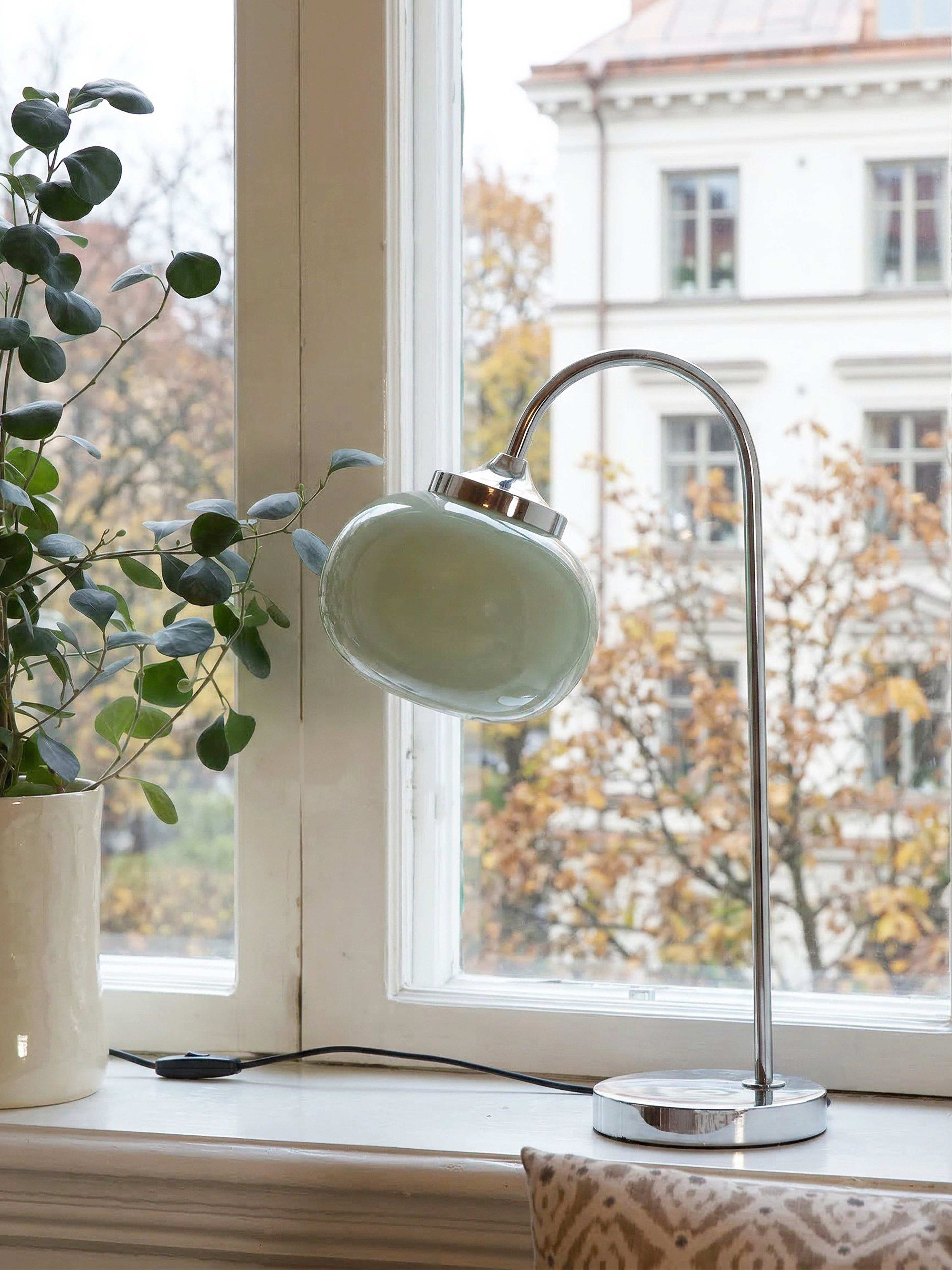 Elsy Bordslampa, från PR Home, i färgen salvia. Klicka för att öppna bilden i stort format