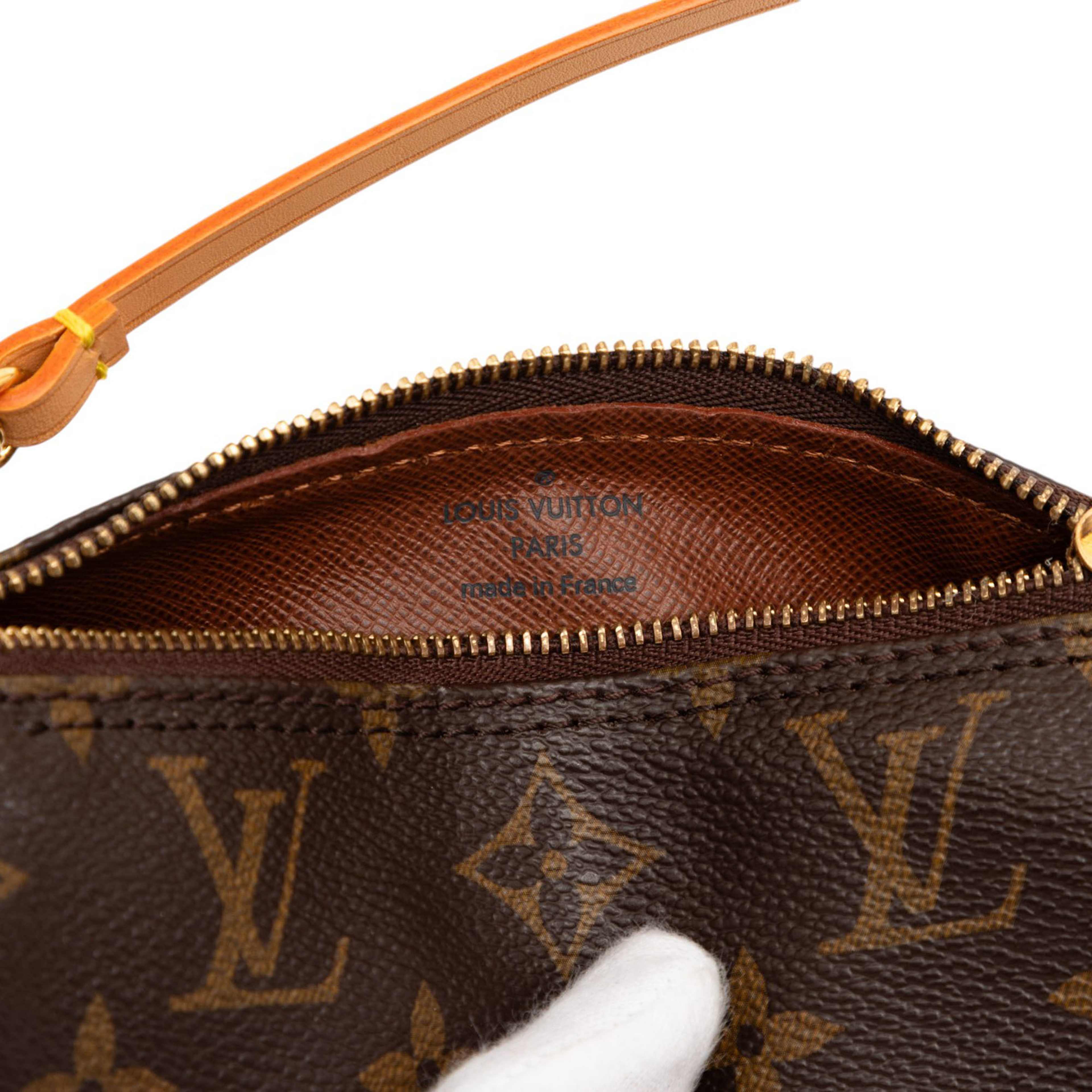 Louis Vuitton Monogram Papillon Pochette, från Luxclusif, i färgen brown. Klicka för att öppna bilden i stort format