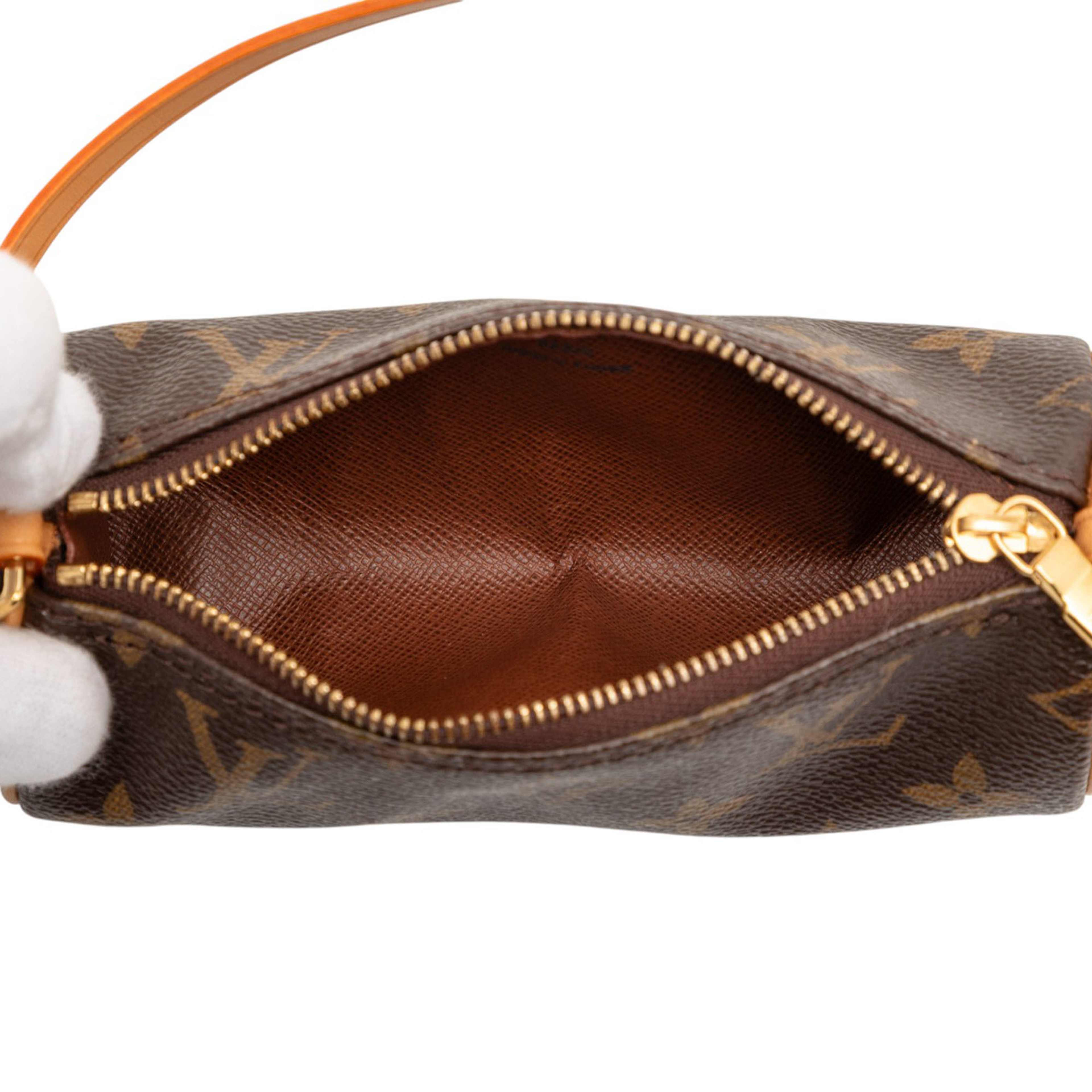 Louis Vuitton Monogram Papillon Pochette, från Luxclusif, i färgen brown. Klicka för att öppna bilden i stort format