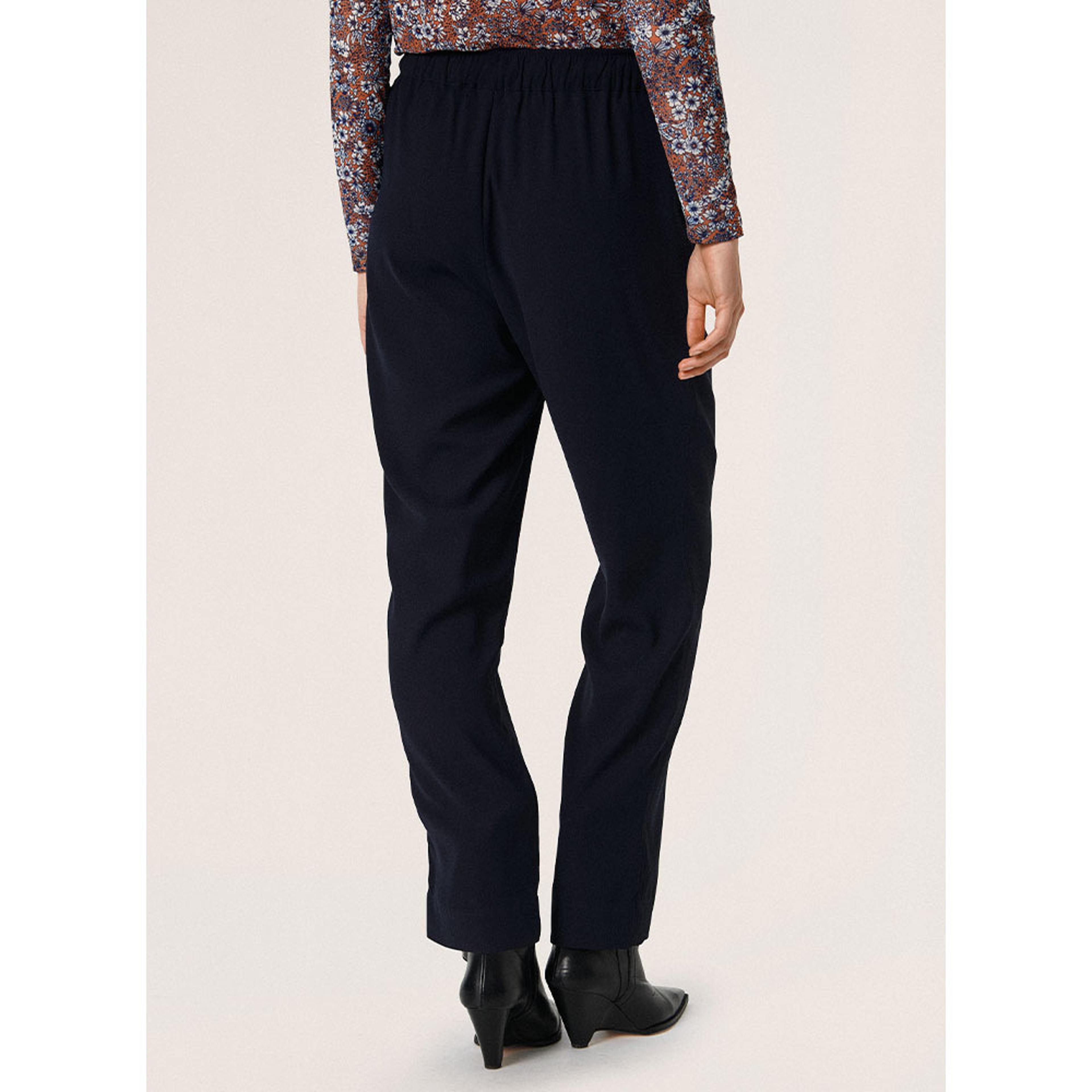 SLShirley Tapered Pants, från Soaked In Luxury, i färgen Night Sky. Klicka för att öppna bilden i stort format