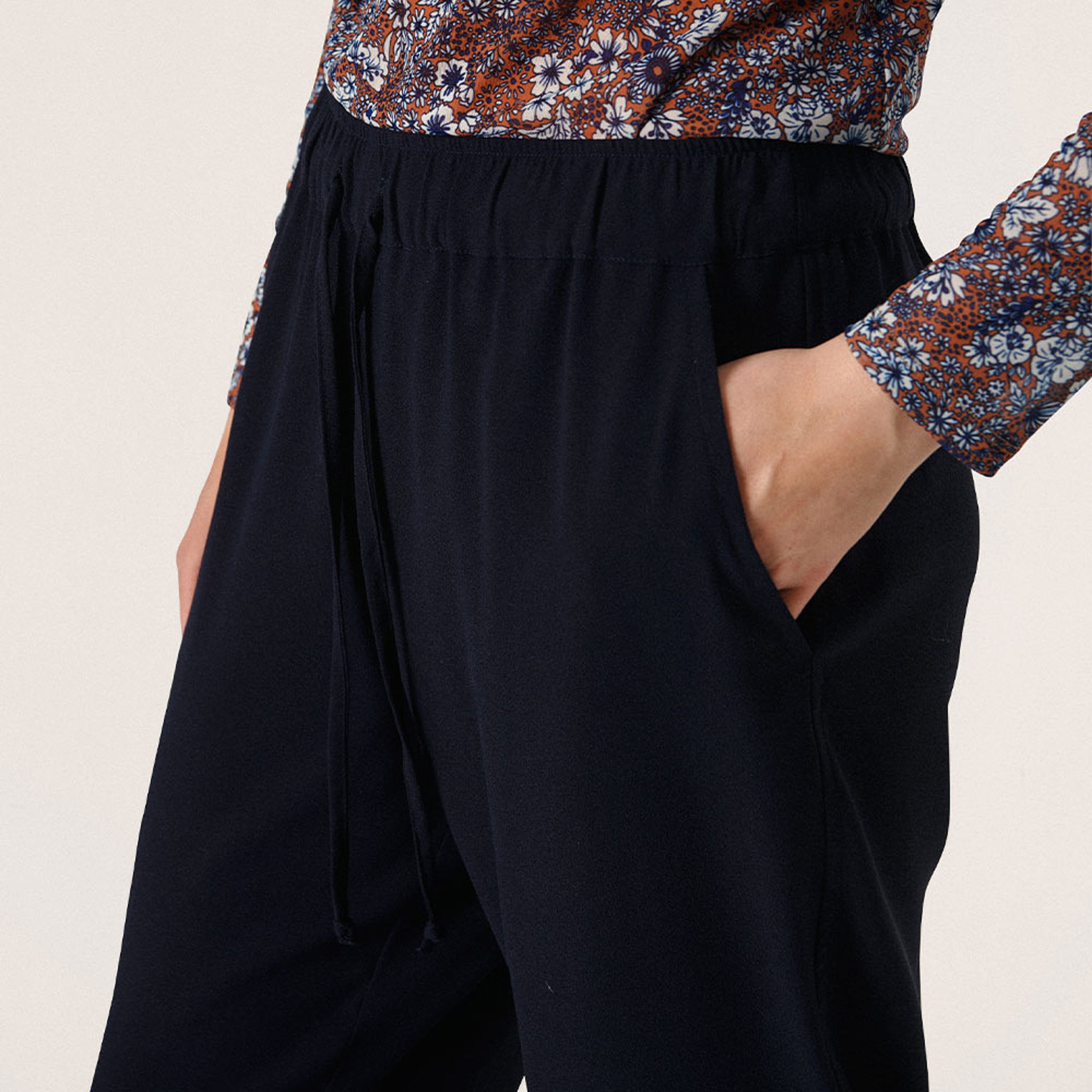 SLShirley Tapered Pants, från Soaked In Luxury, i färgen Night Sky. Klicka för att öppna bilden i stort format