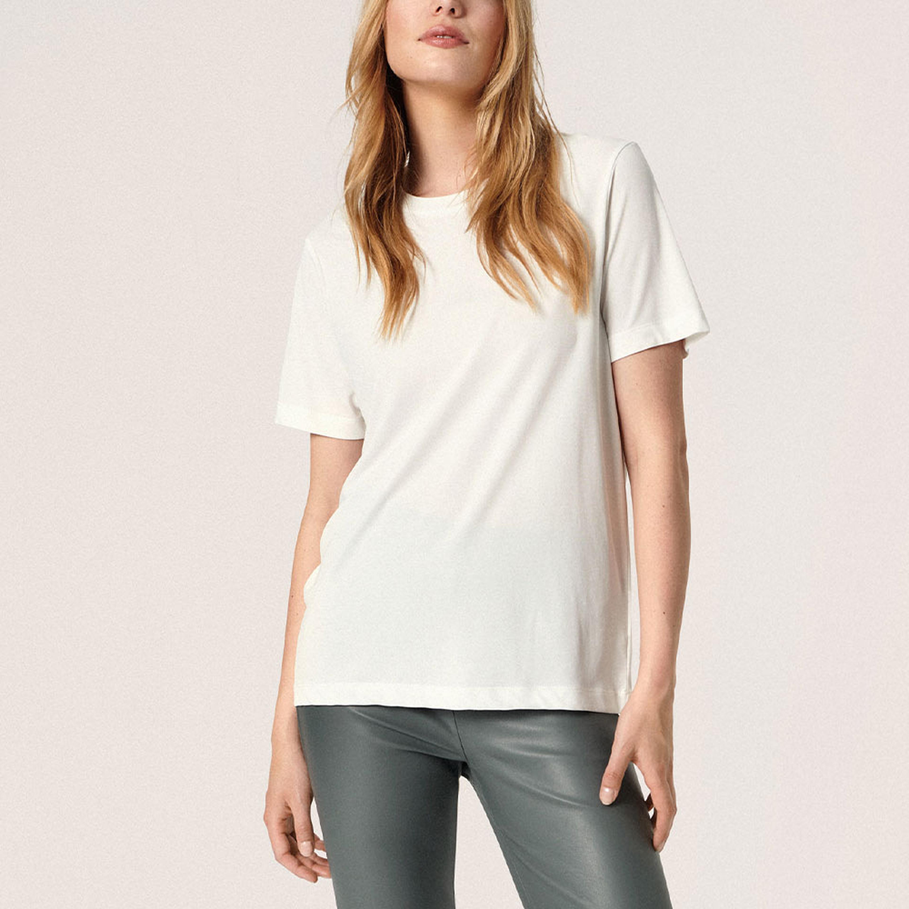 SLColumbine Loose Fit T-shirt, från Soaked In Luxury, i färgen Broken White. Klicka för att öppna bilden i stort format