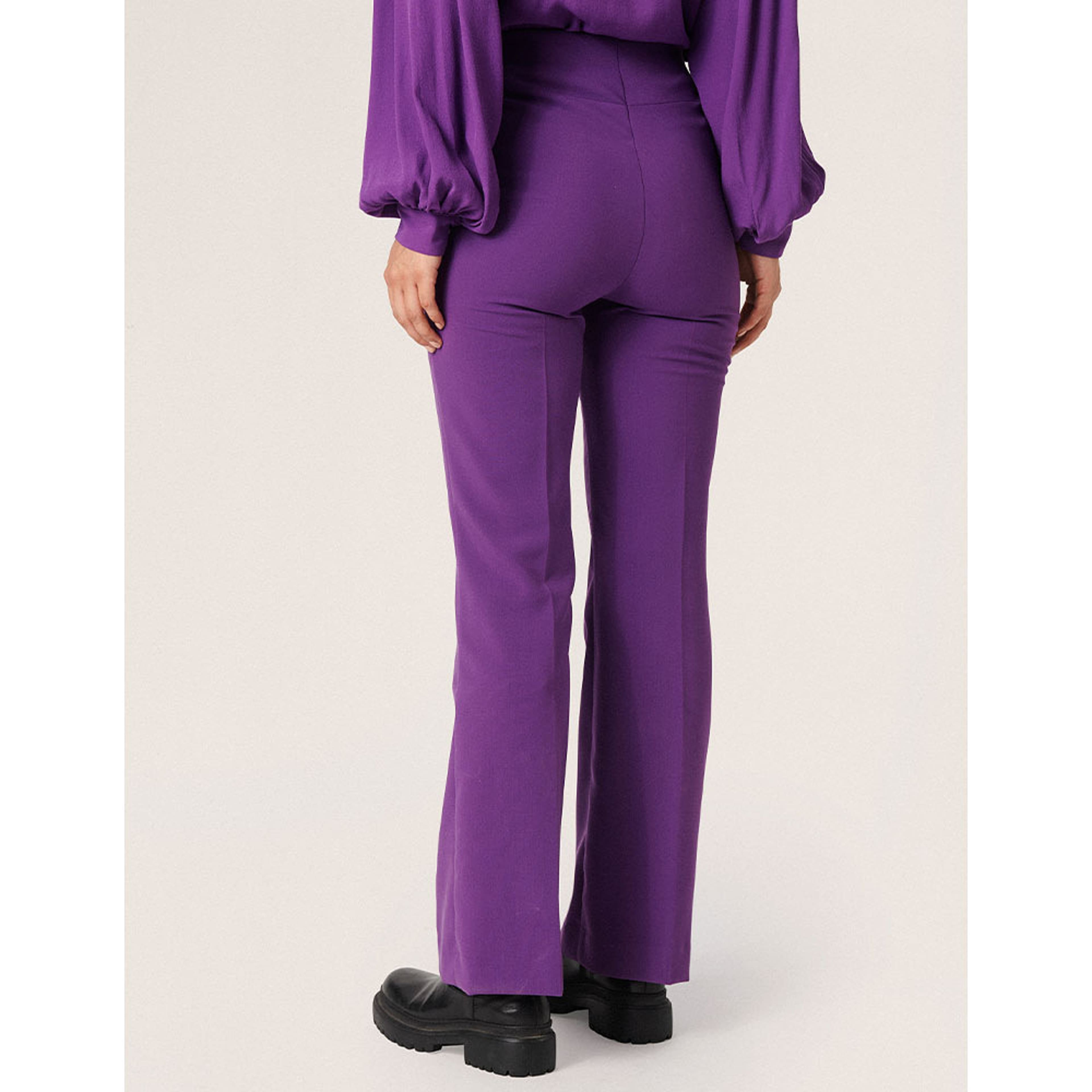 SLCorinne Pants, från Soaked In Luxury, i färgen Amaranth Purple. Klicka för att öppna bilden i stort format