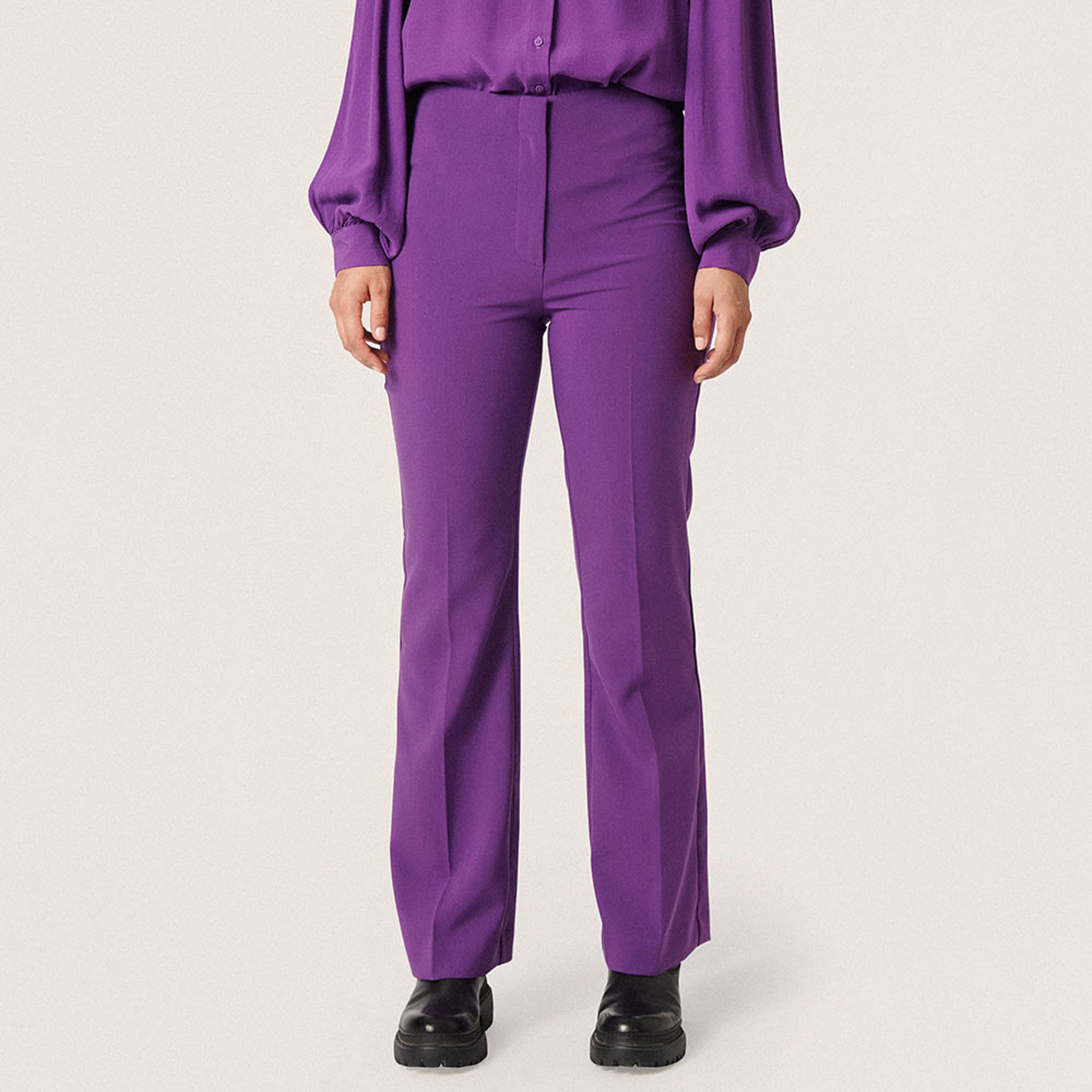 SLCorinne Pants, från Soaked In Luxury, i färgen Amaranth Purple. Klicka för att öppna bilden i stort format
