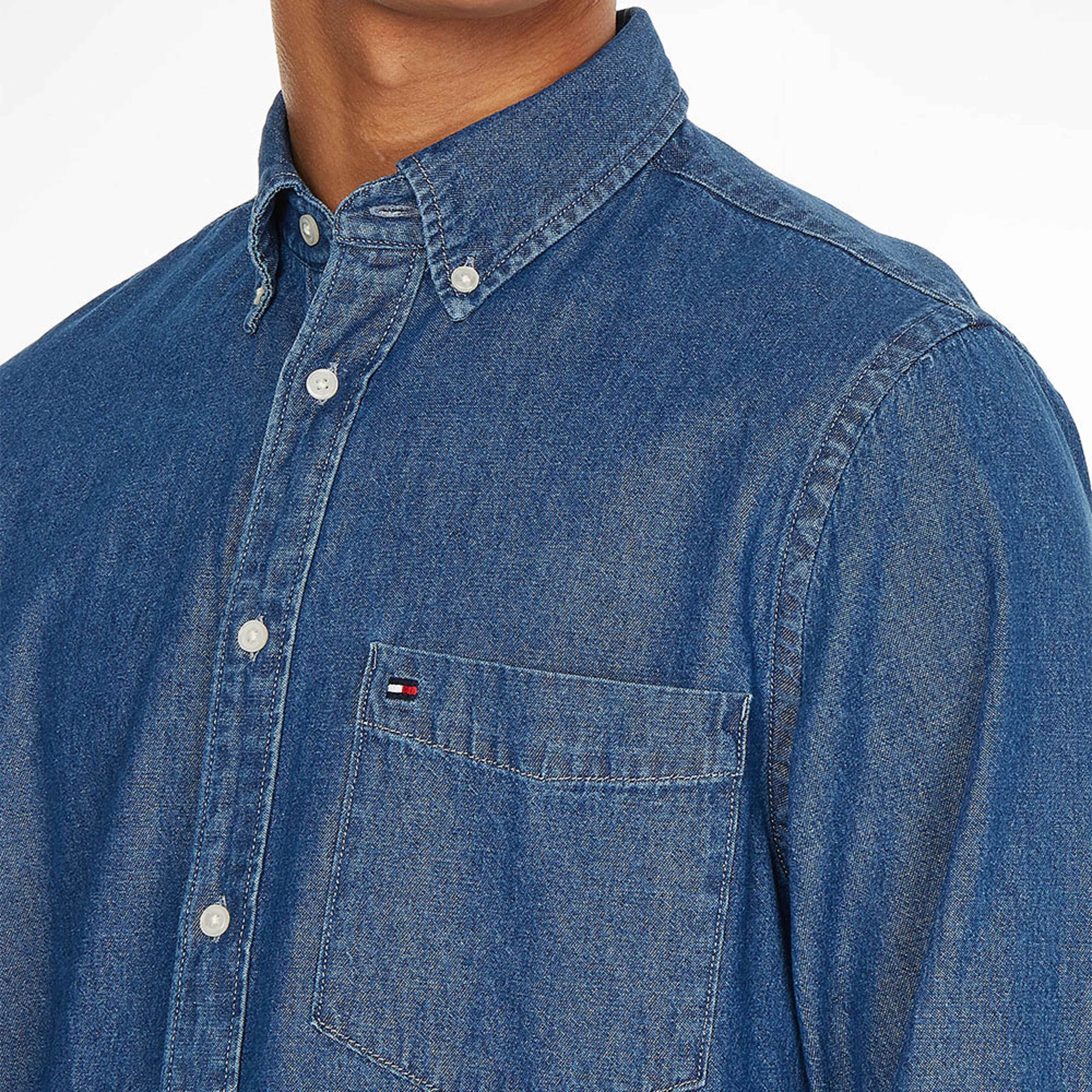 Classic Denim Regular Fit Shirt, från Tommy Hilfiger, i färgen Dark Indigo. Klicka för att öppna bilden i stort format