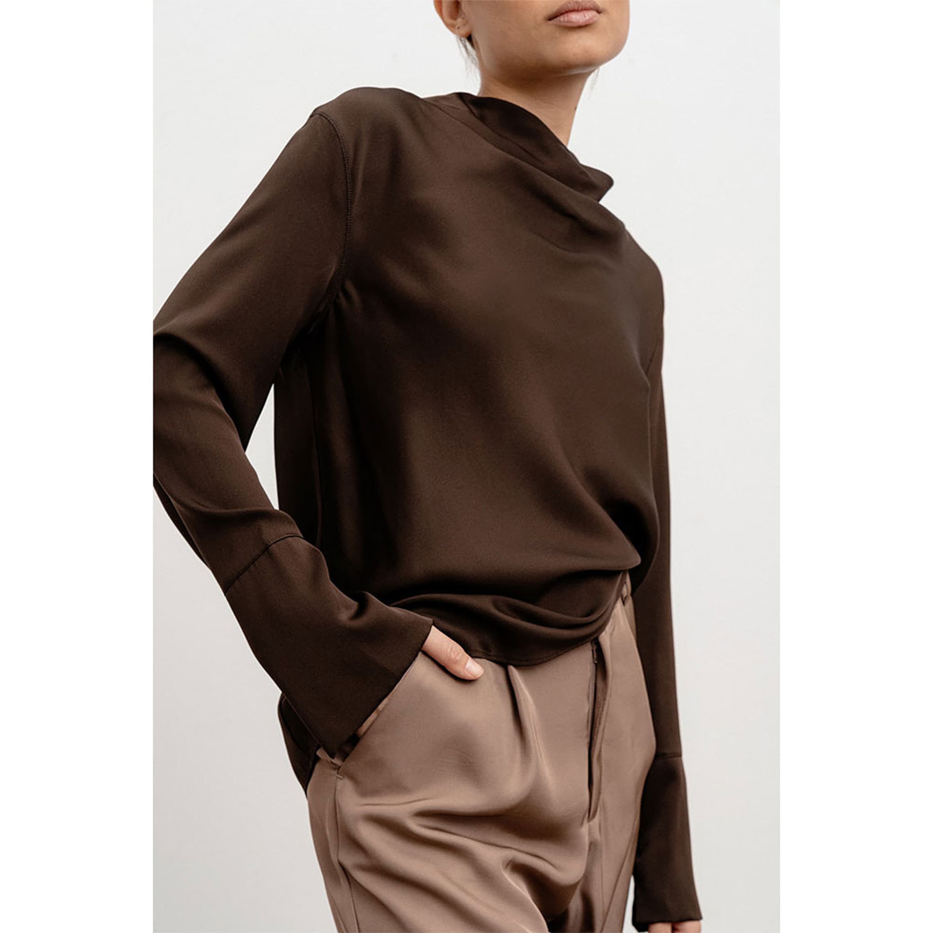 Ayumi Blouse, från Ahlvar Gallery, i färgen Dark Brown. Klicka för att öppna bilden i stort format