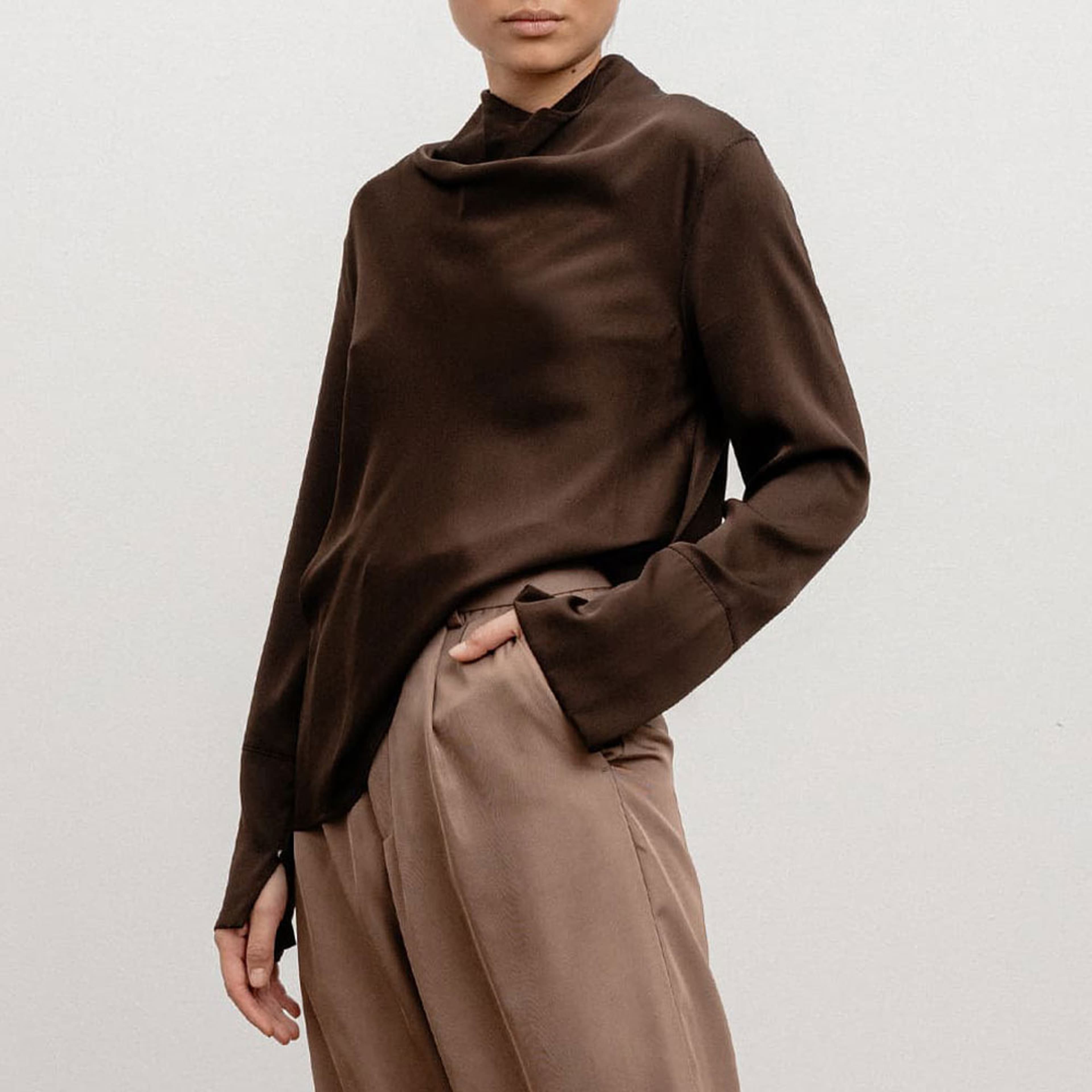 Ayumi Blouse, från Ahlvar Gallery, i färgen Dark Brown. Klicka för att öppna bilden i stort format
