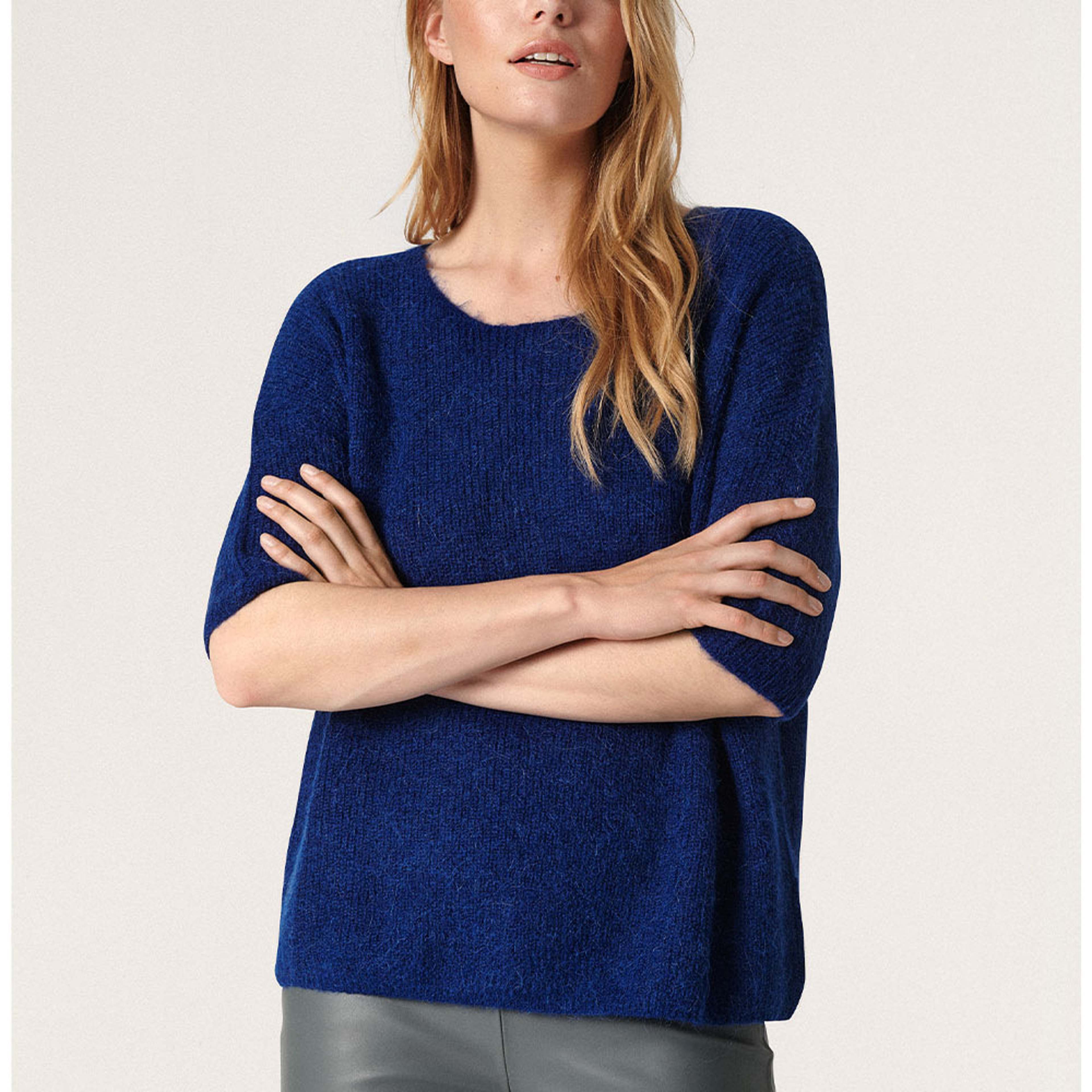 SLTuesday Pullover, från Soaked In Luxury, i färgen Sodalite Blue. Klicka för att öppna bilden i stort format