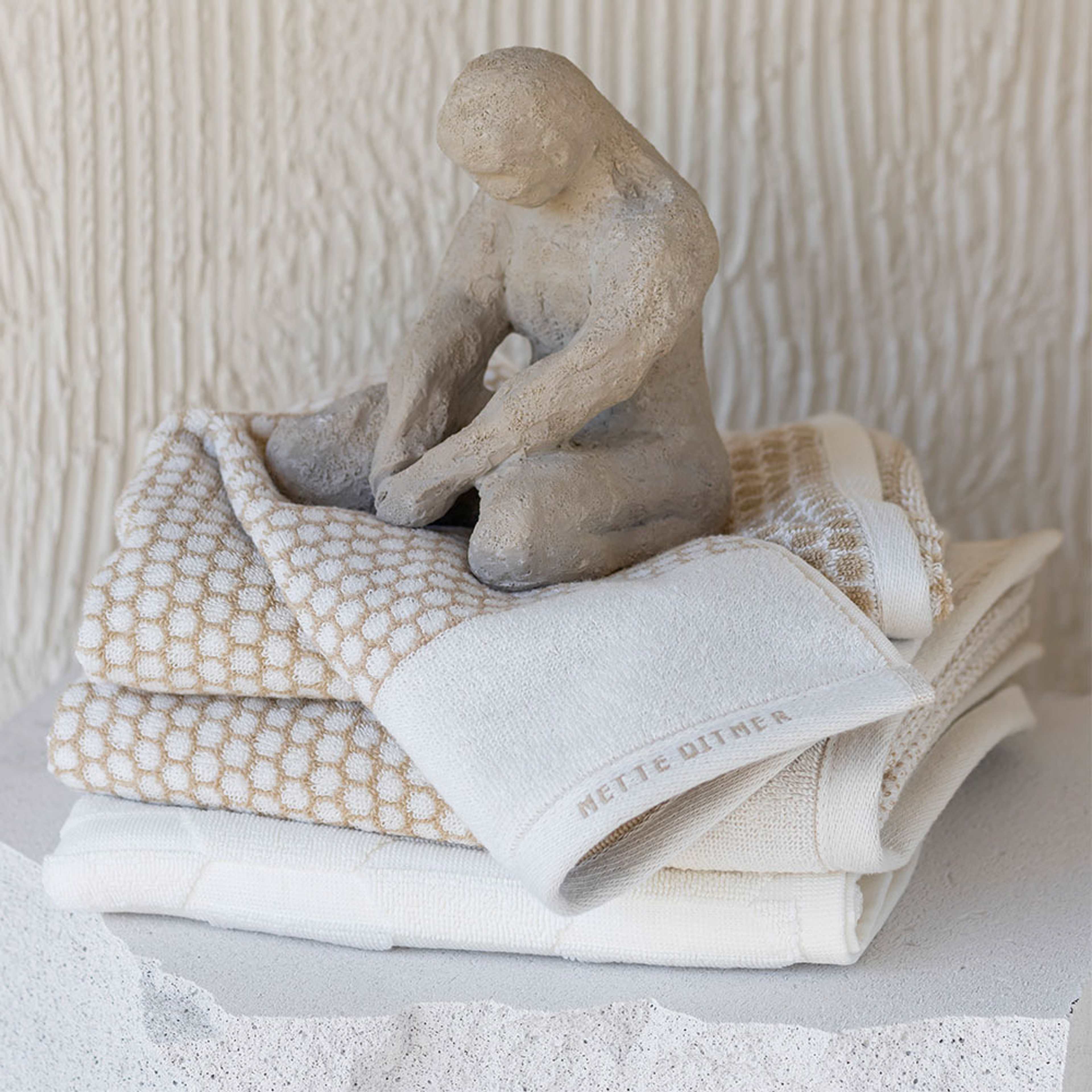 Handduk Grid, 70x140 cm, från Mette Ditmer, i färgen Sand. Klicka för att öppna bilden i stort format