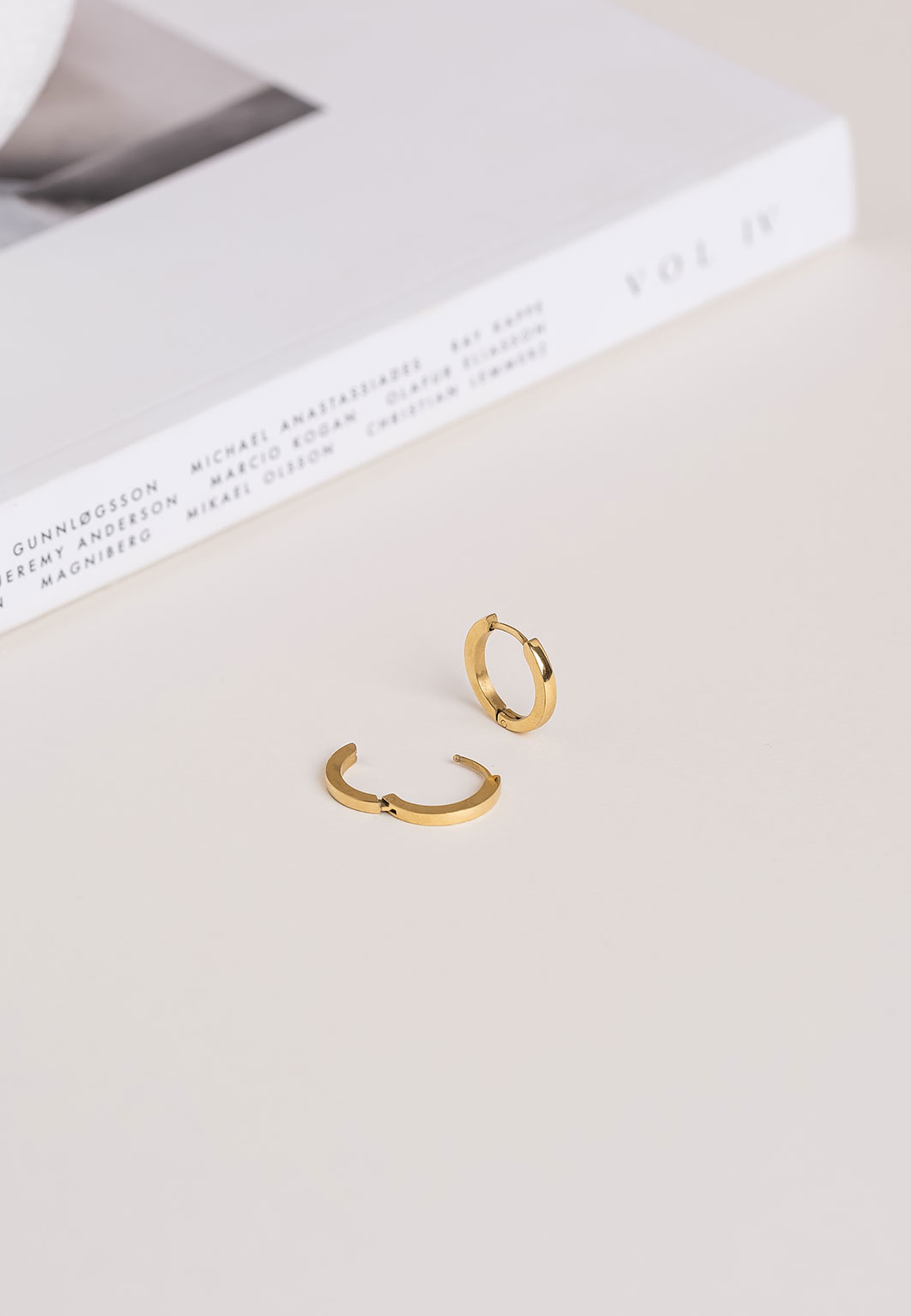 Classic Gold Hoops Medium, från Mockberg, i färgen Gold. Klicka för att öppna bilden i stort format