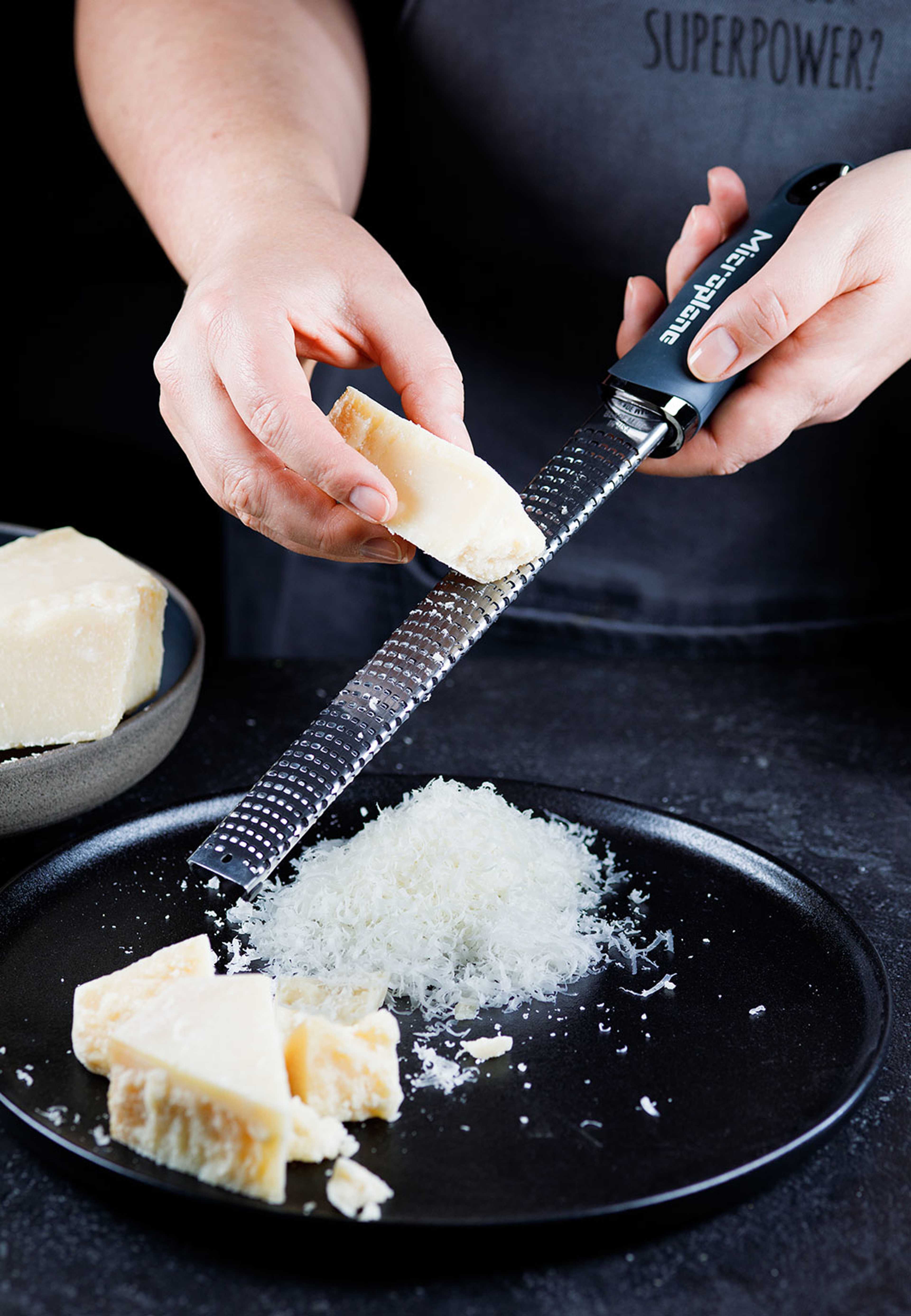 Premium Classic Zestjärn antracitgrå, från Microplane, i färgen Anthracite Grey. Klicka för att öppna bilden i stort format