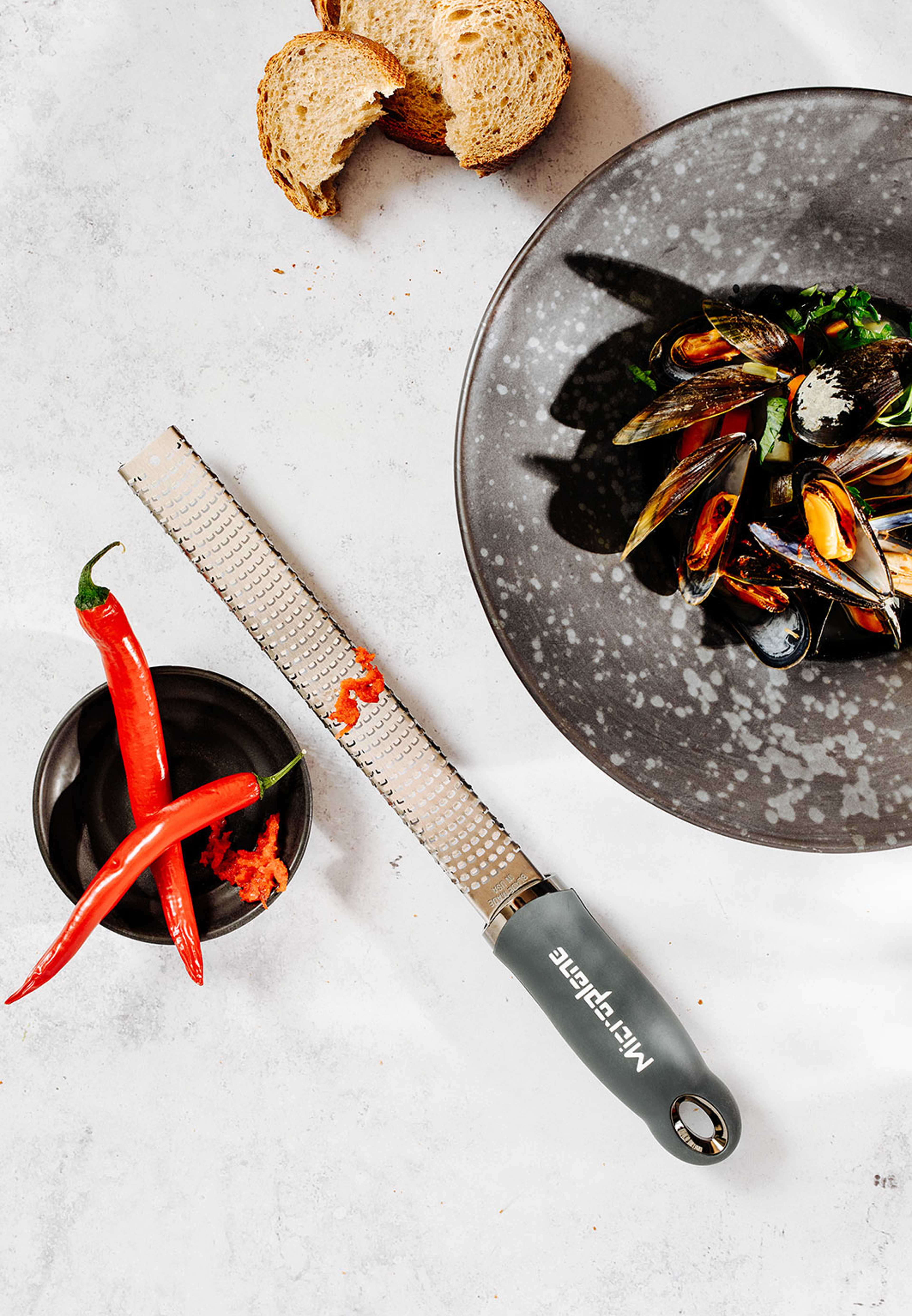 Premium Classic Zestjärn antracitgrå, från Microplane, i färgen Anthracite Grey. Klicka för att öppna bilden i stort format