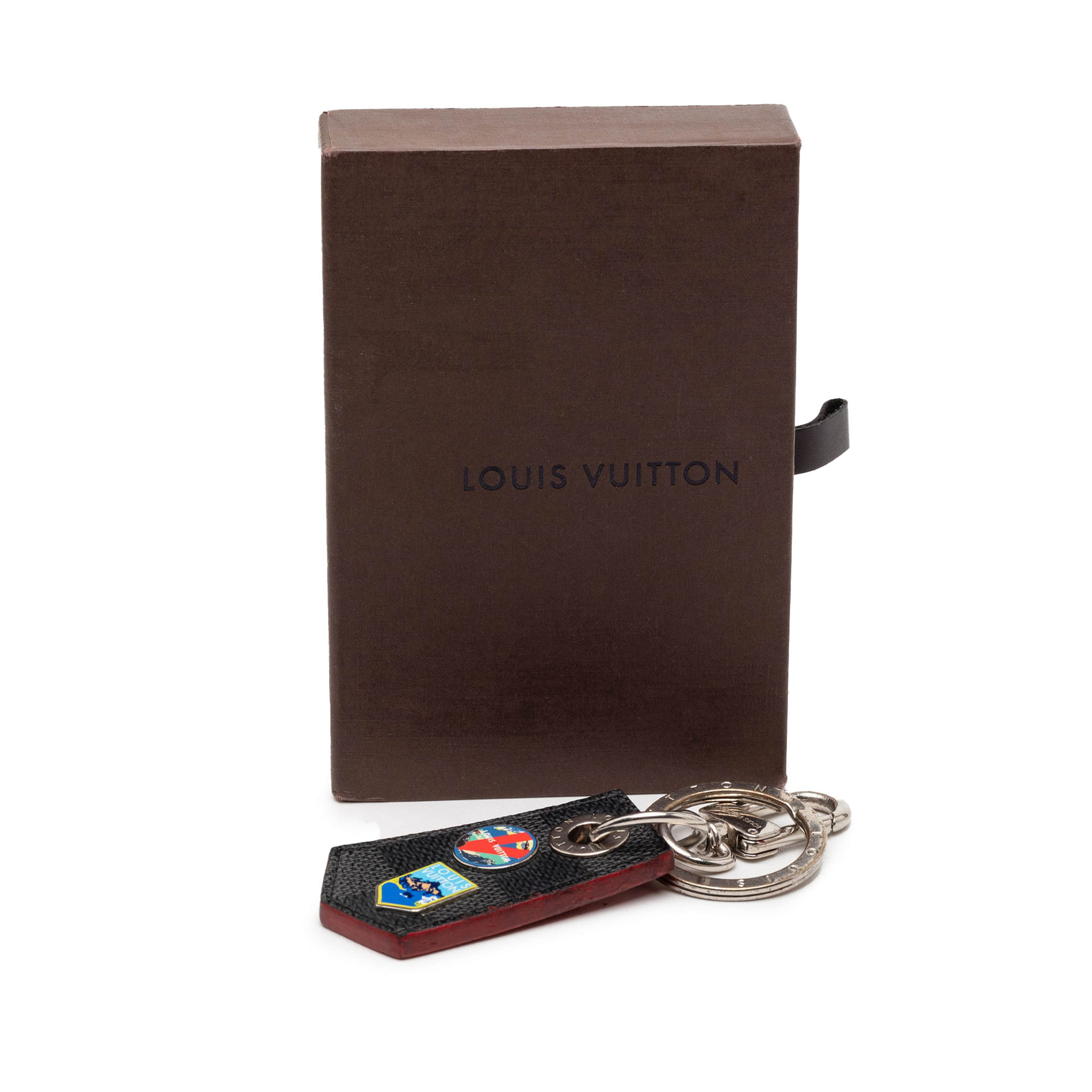 Louis Vuitton Damier Graphite Alps Enchappe Bag Charm And Key Holder, från Luxclusif, i färgen black. Klicka för att öppna bilden i stort format