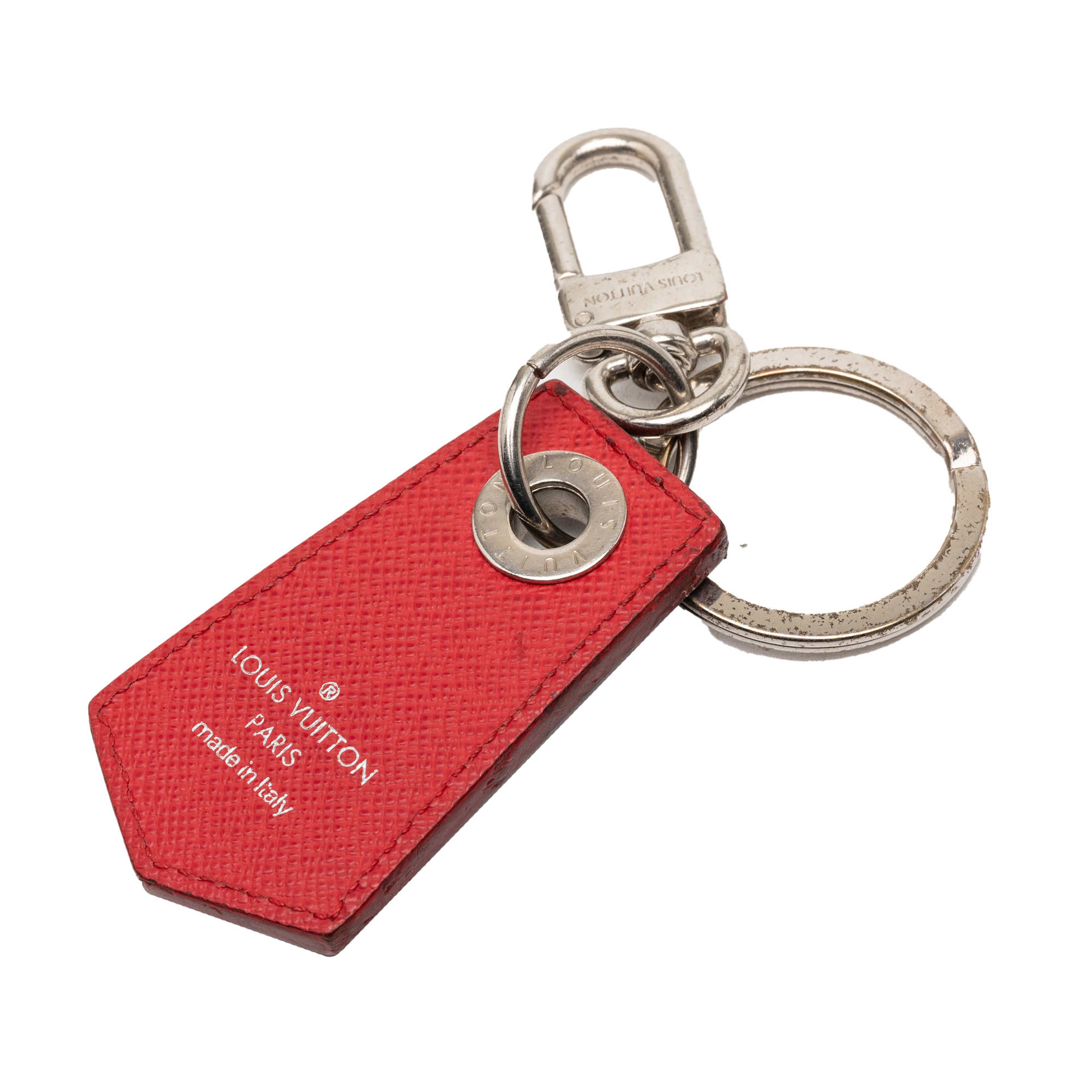 Louis Vuitton Damier Graphite Alps Enchappe Bag Charm And Key Holder, från Luxclusif, i färgen black. Klicka för att öppna bilden i stort format