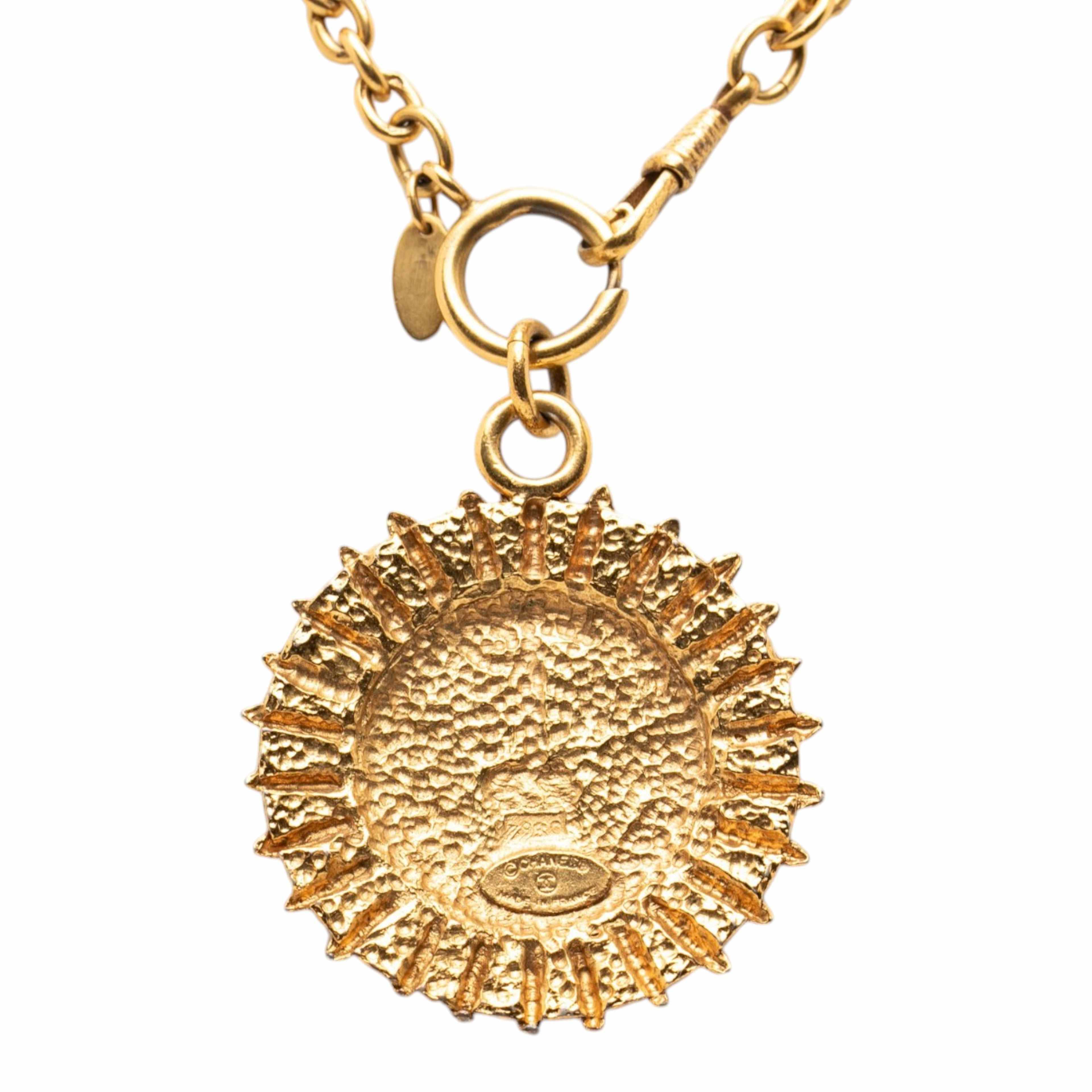 Chanel Gold Plated Medallion Coat Of Arms Sunburst Pendant Necklace, från Luxclusif, i färgen guld. Klicka för att öppna bilden i stort format